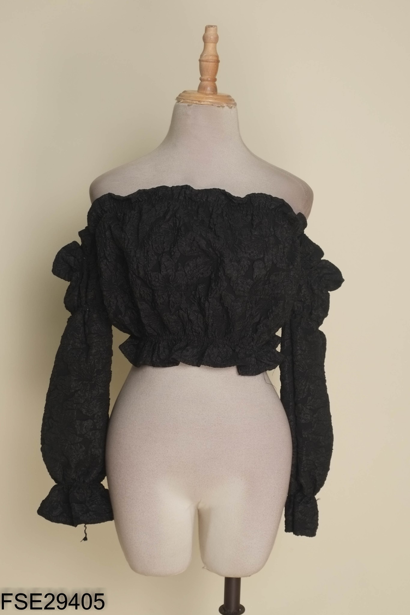 Áo croptop đen trễ vai