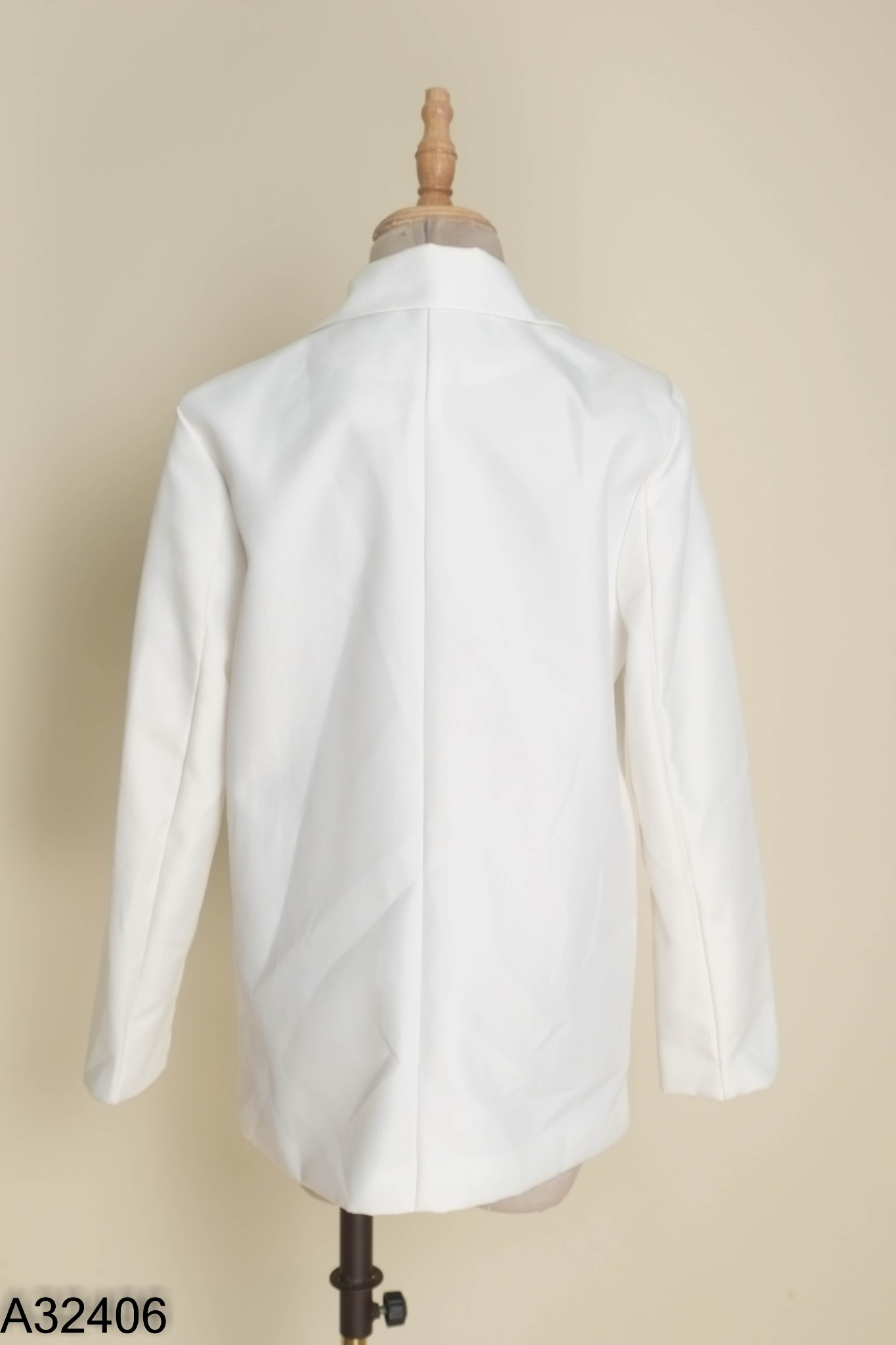 Áo blazer trắng phối cúc bạc
