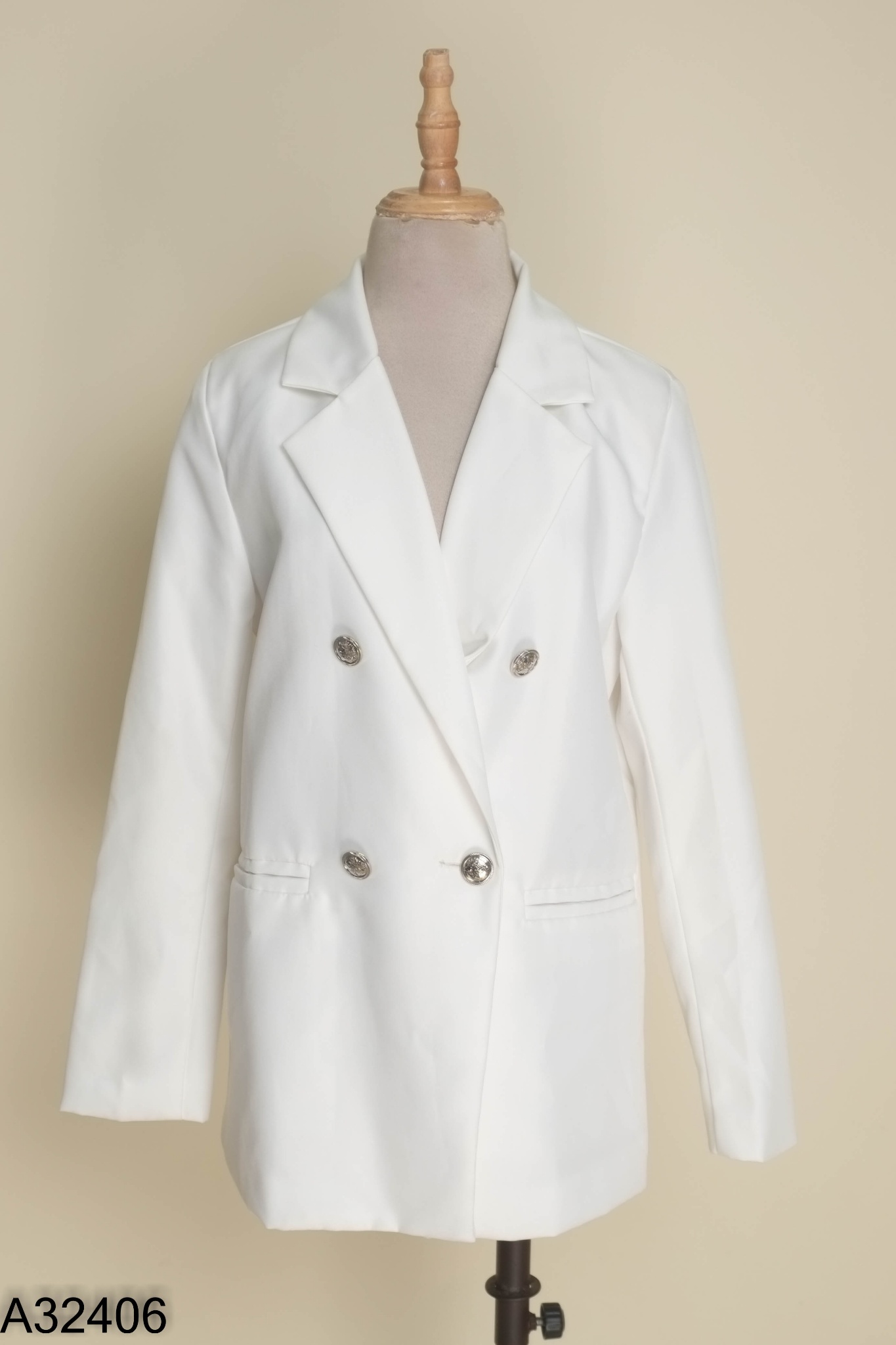 Áo blazer trắng phối cúc bạc