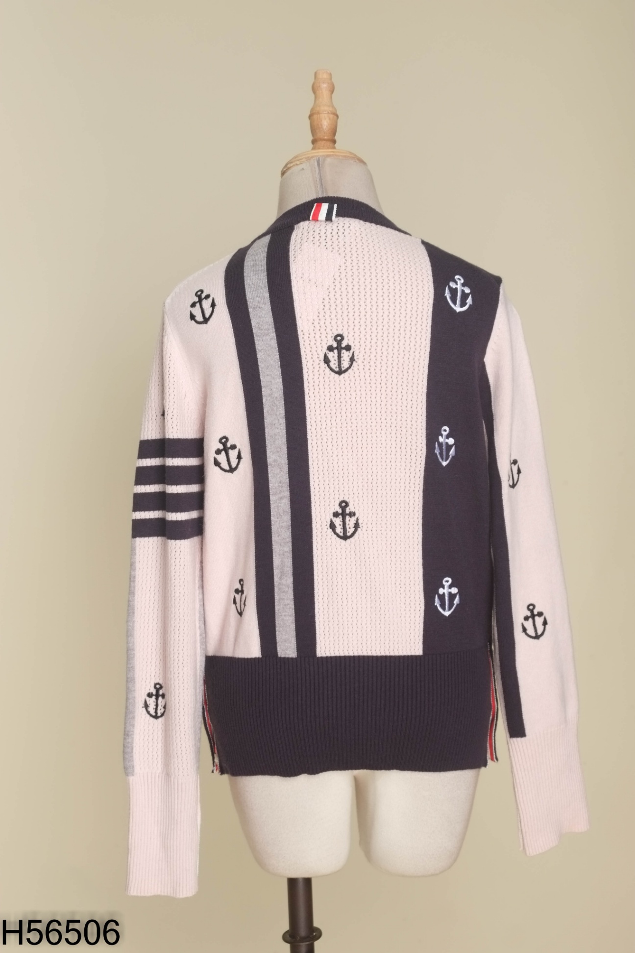 Áo len THOM BROWNE hồng phối xanh xám