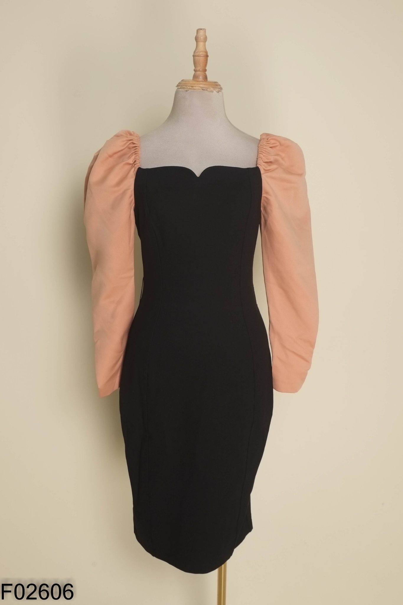 Váy ELISE đen tay hồng