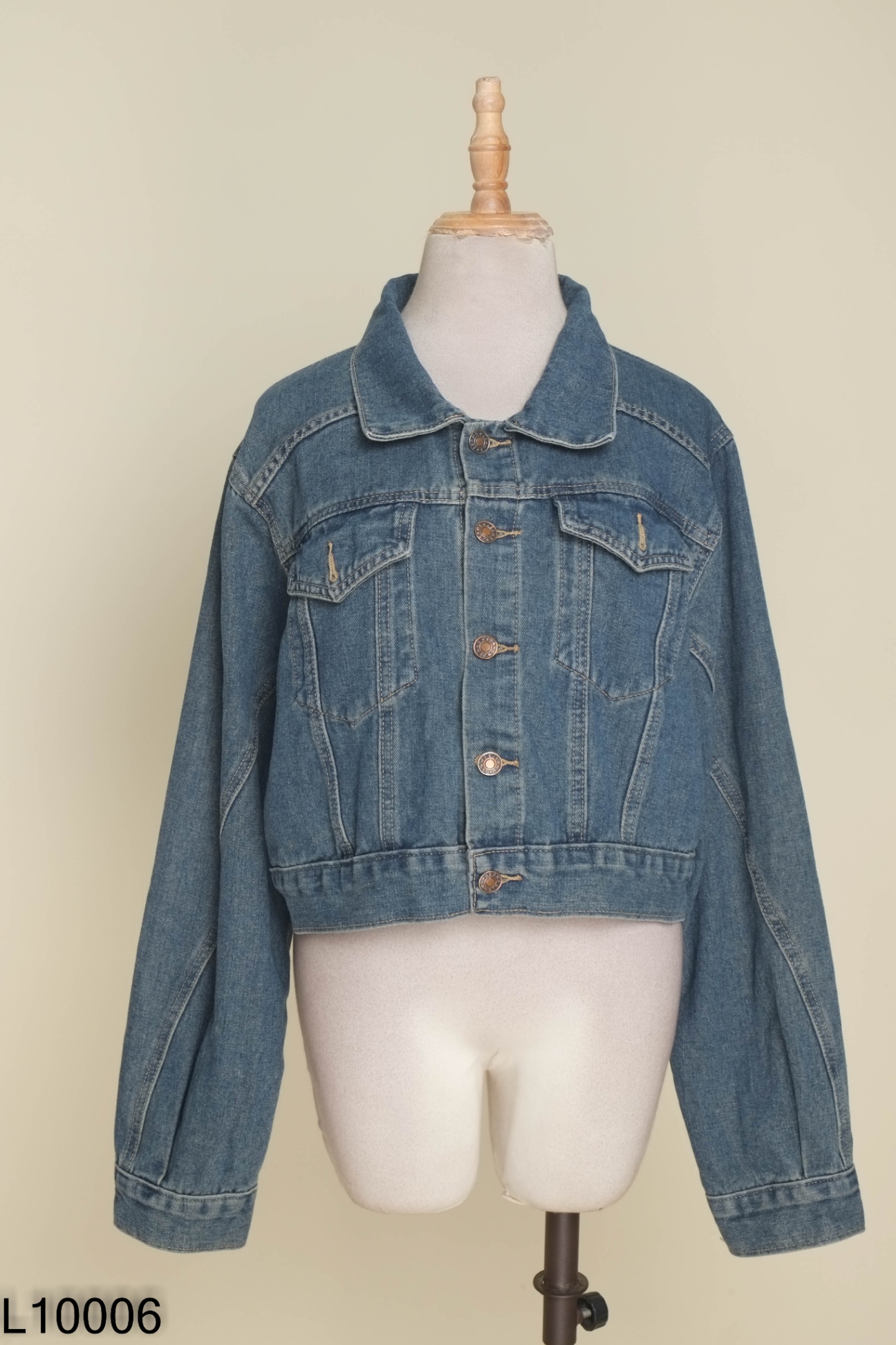 Áo khoác jeans xanh phối cúc