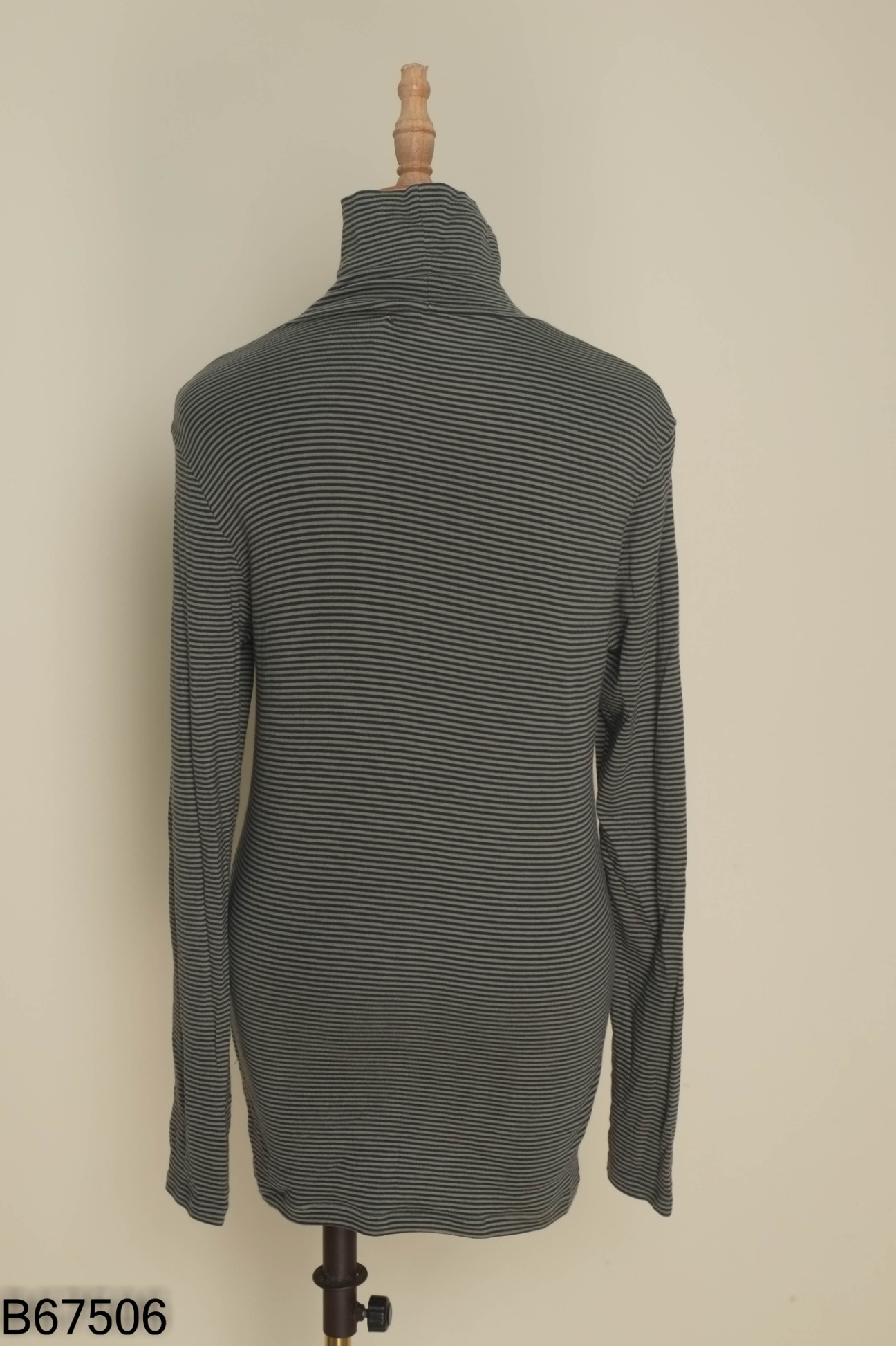 Áo UNIQLO xanh kẻ cổ lọ