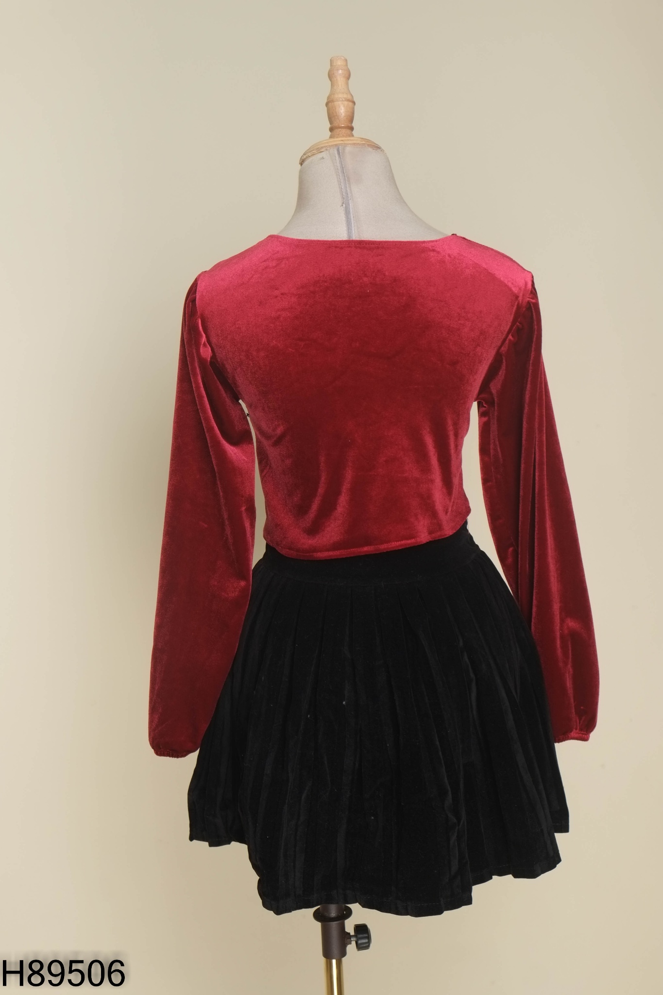 Set áo croptop nhung đỏ + chân váy đen