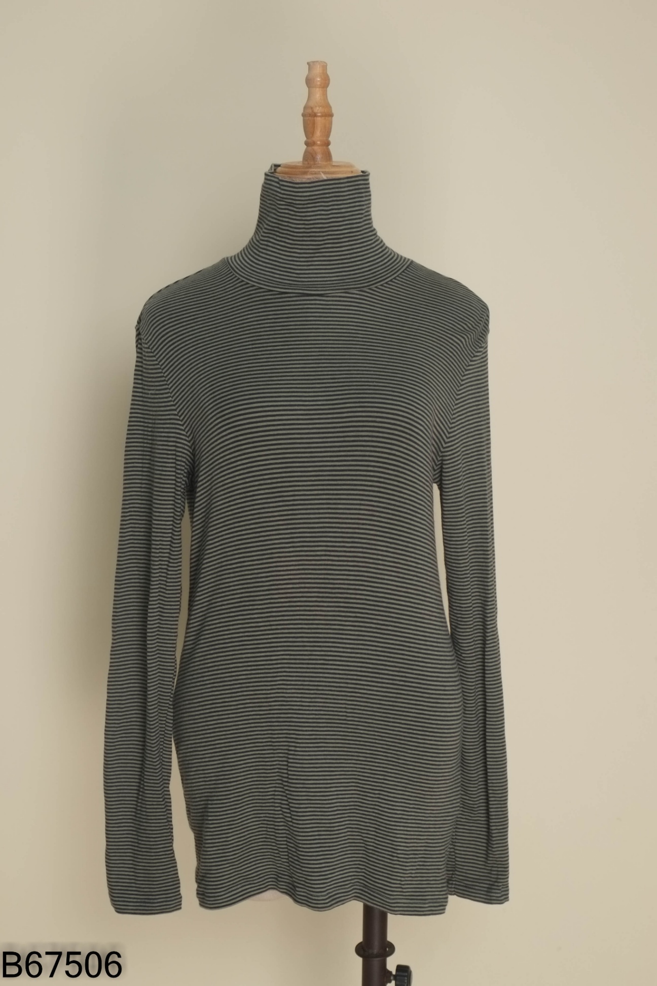 Áo UNIQLO xanh kẻ cổ lọ