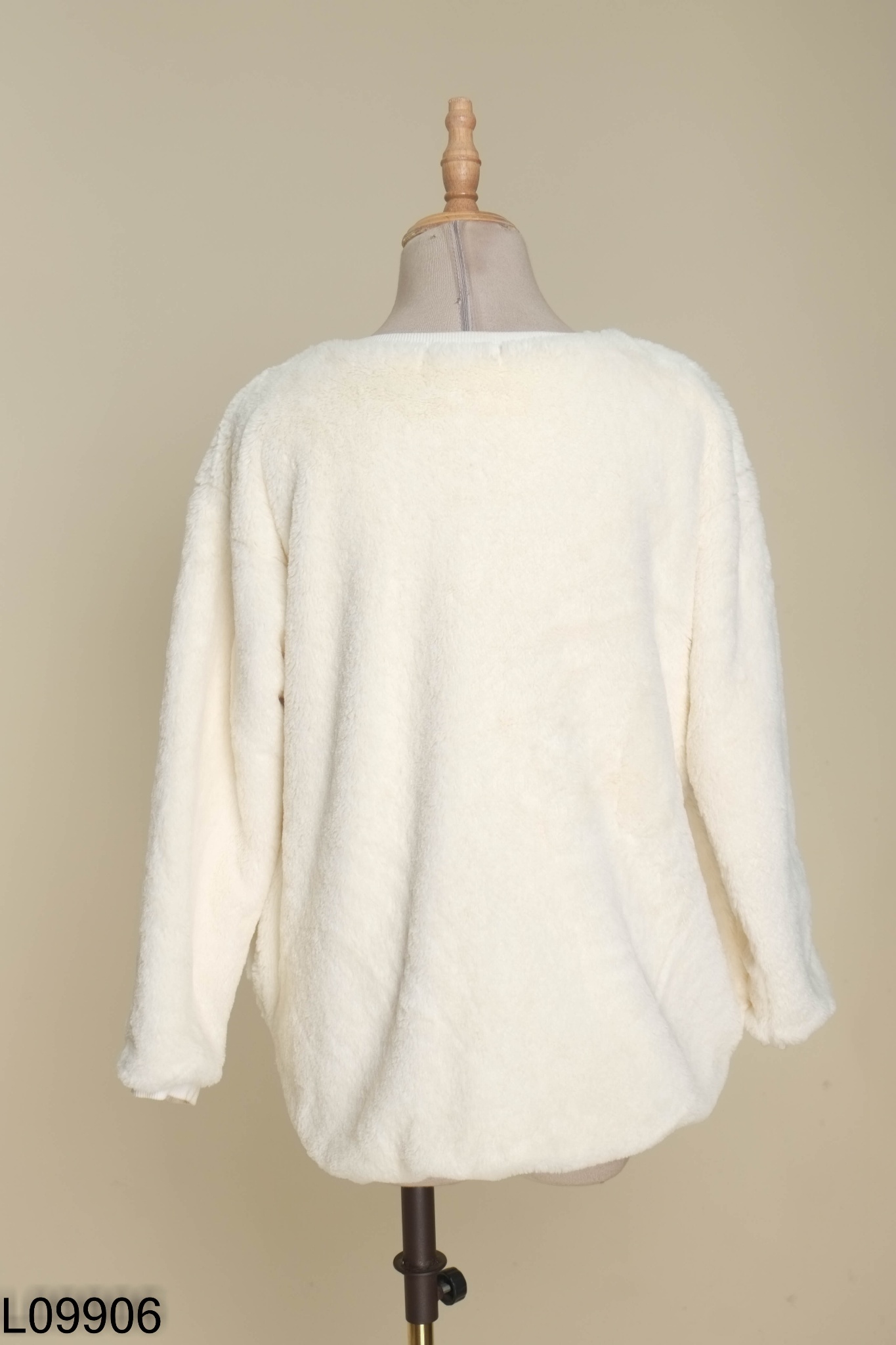 Áo sweater lông kem