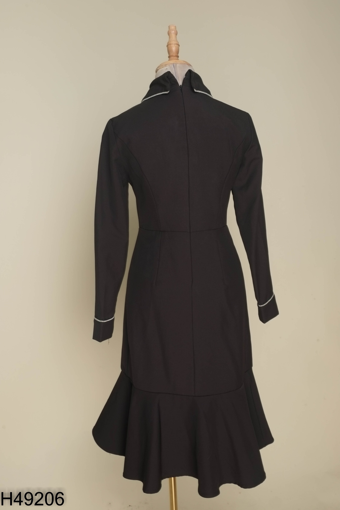 Váy đen cổ vest đính đá