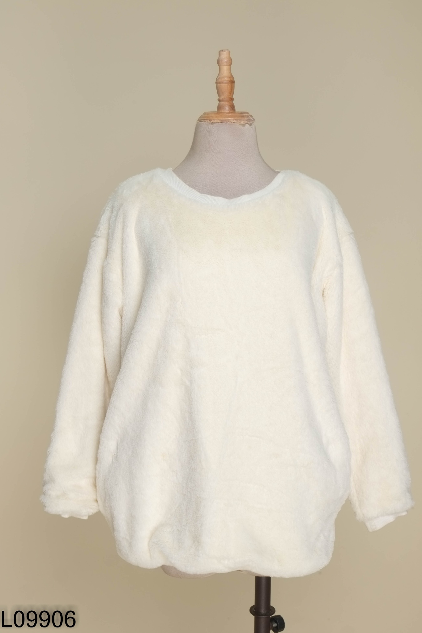 Áo sweater lông kem
