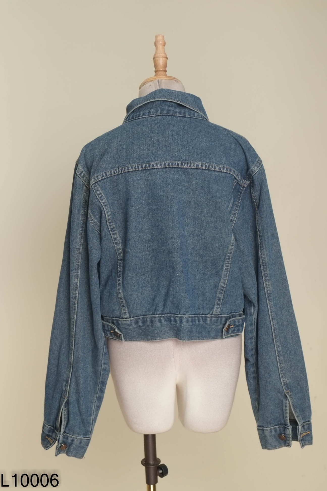 Áo khoác jeans xanh phối cúc