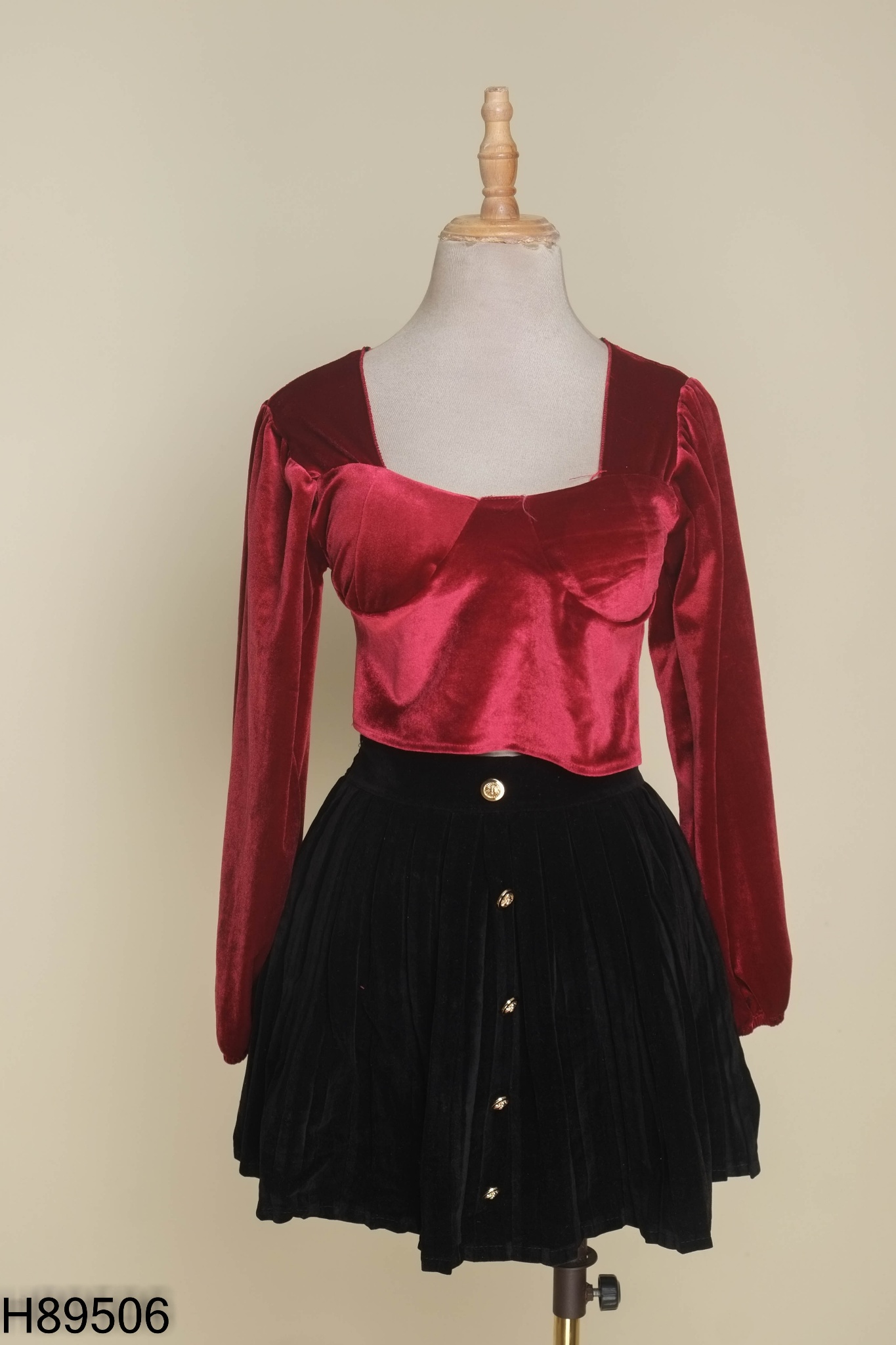 Set áo croptop nhung đỏ + chân váy đen