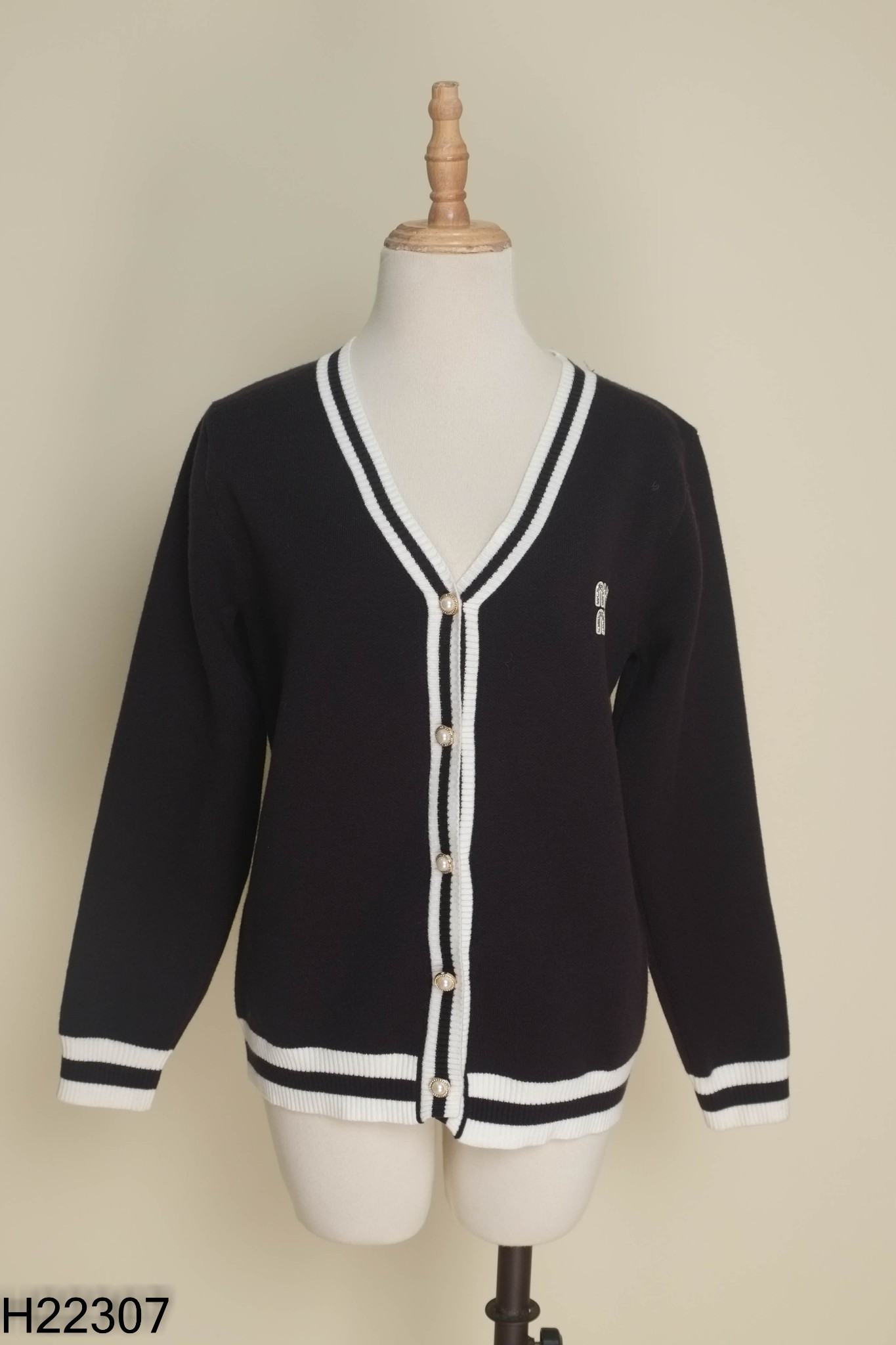 Áo len cardigans đen viền trắng