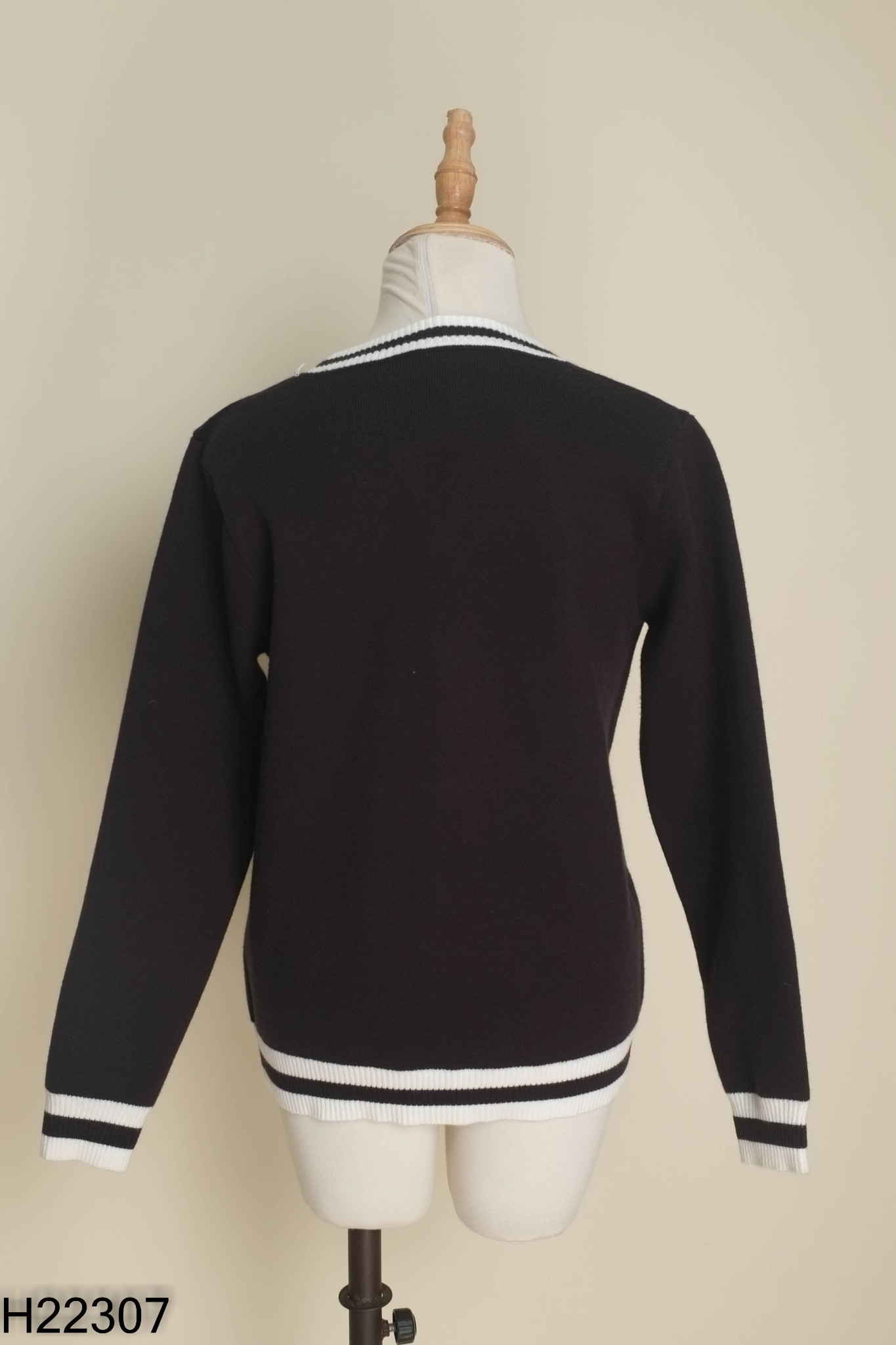 Áo len cardigans đen viền trắng
