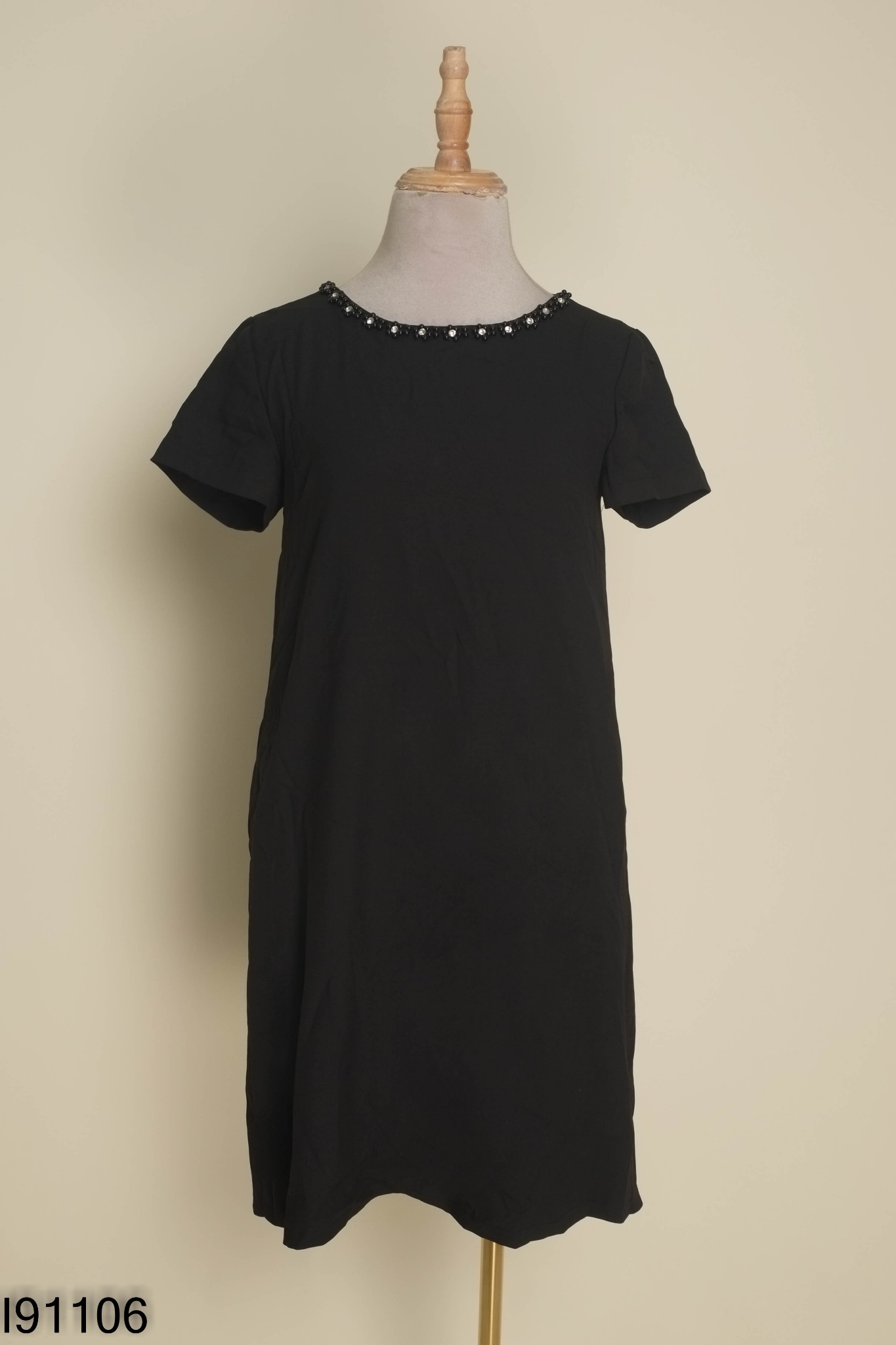 Váy đen HUONG BOUTIQUE cổ đính đá