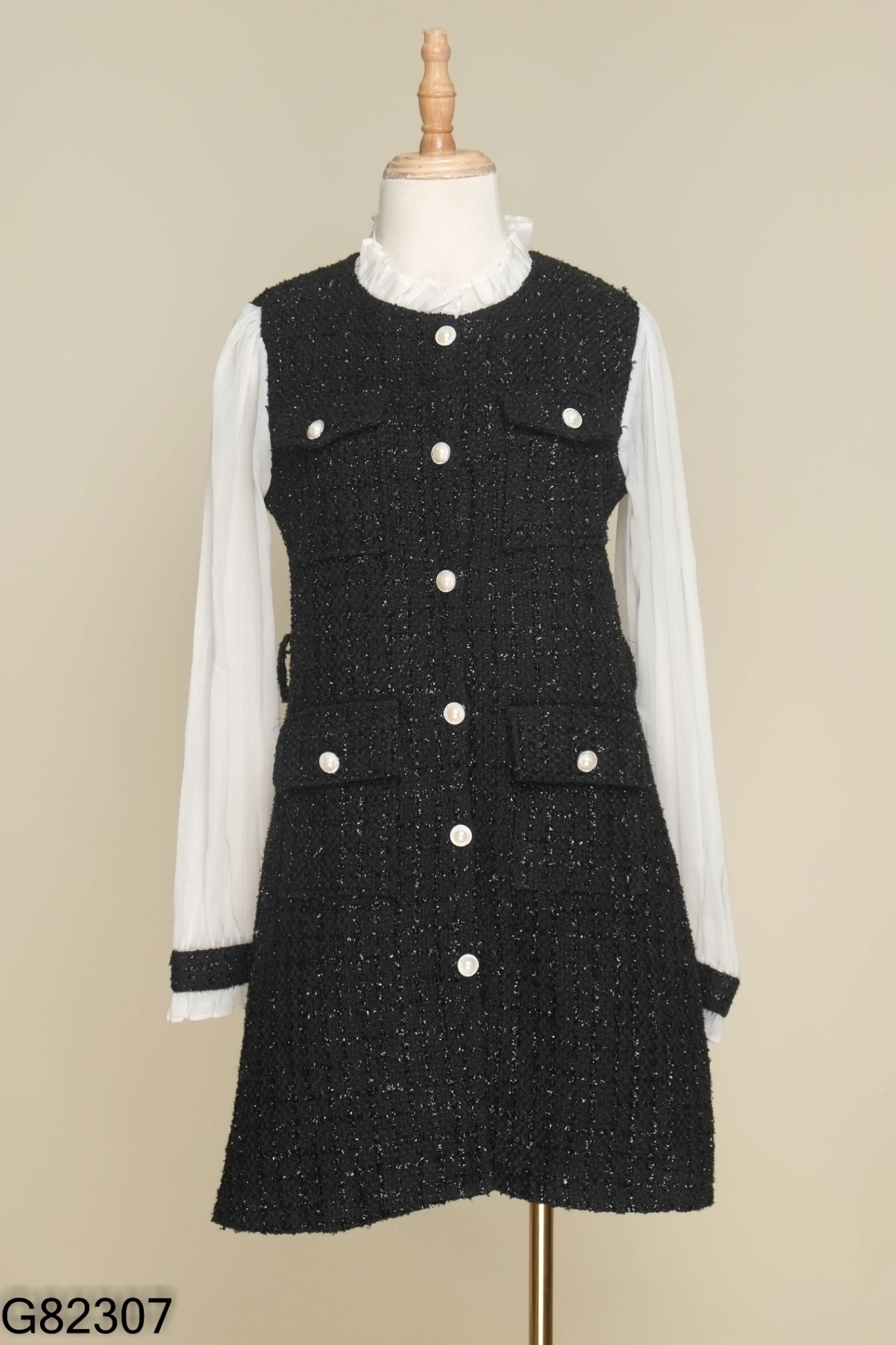 Váy dạ tweed đen tay voan phối cúc ngọc