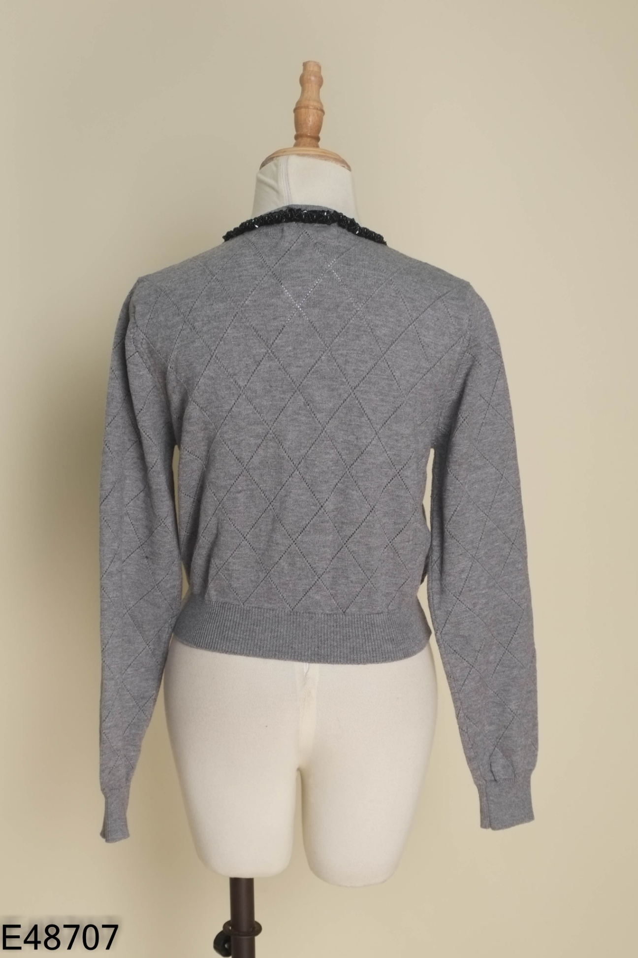 Áo len cardigan xám thêu chữ