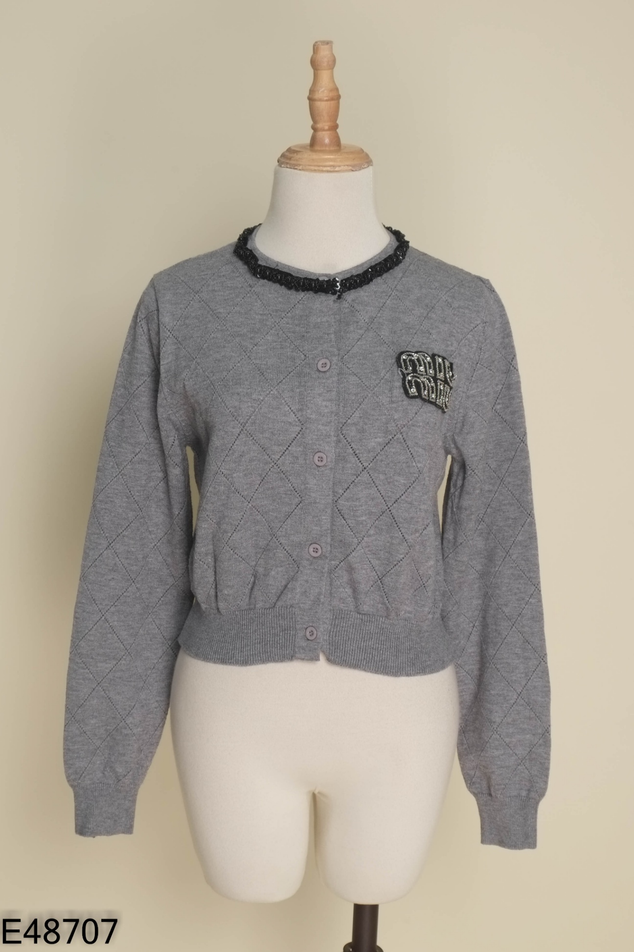 Áo len cardigan xám thêu chữ