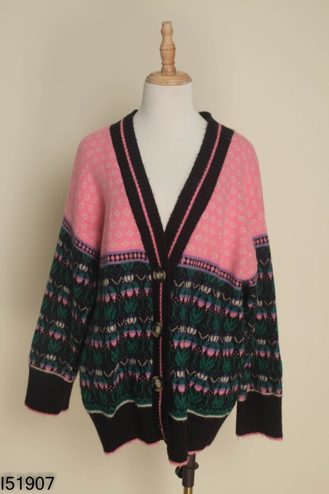 Áo len cardigan đen phối hồng họa tiết