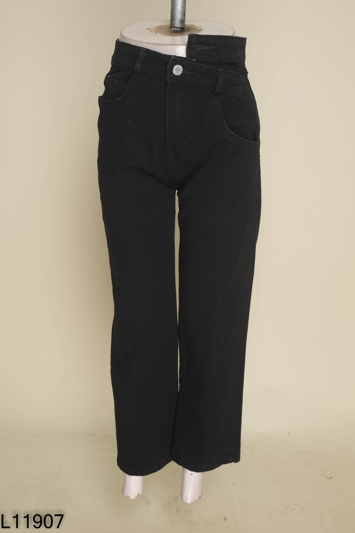 Quần jeans đen cạp lệch