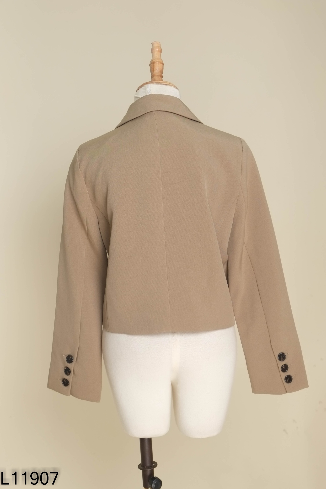 Áo blazer be đính charm đá