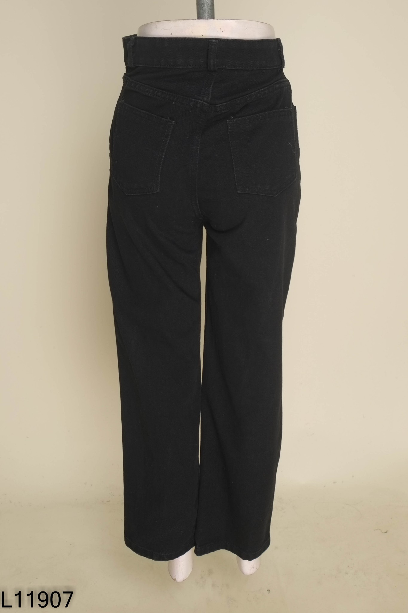 Quần jeans đen cạp lệch