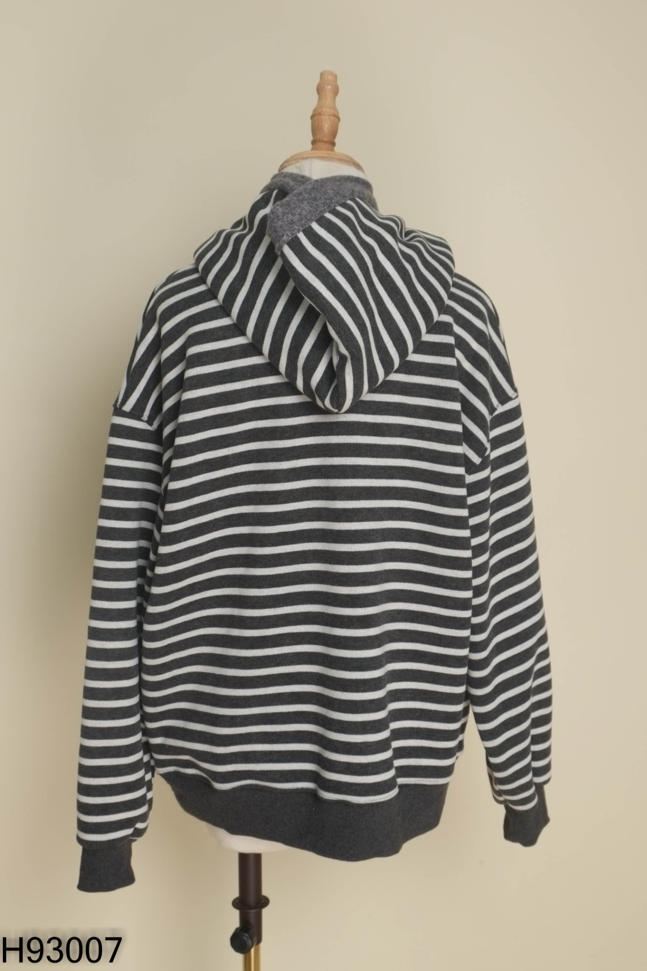 Áo hoodie len xám kẻ trắng