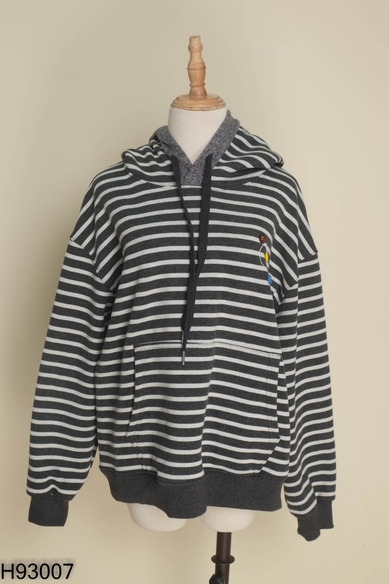 Áo hoodie len xám kẻ trắng