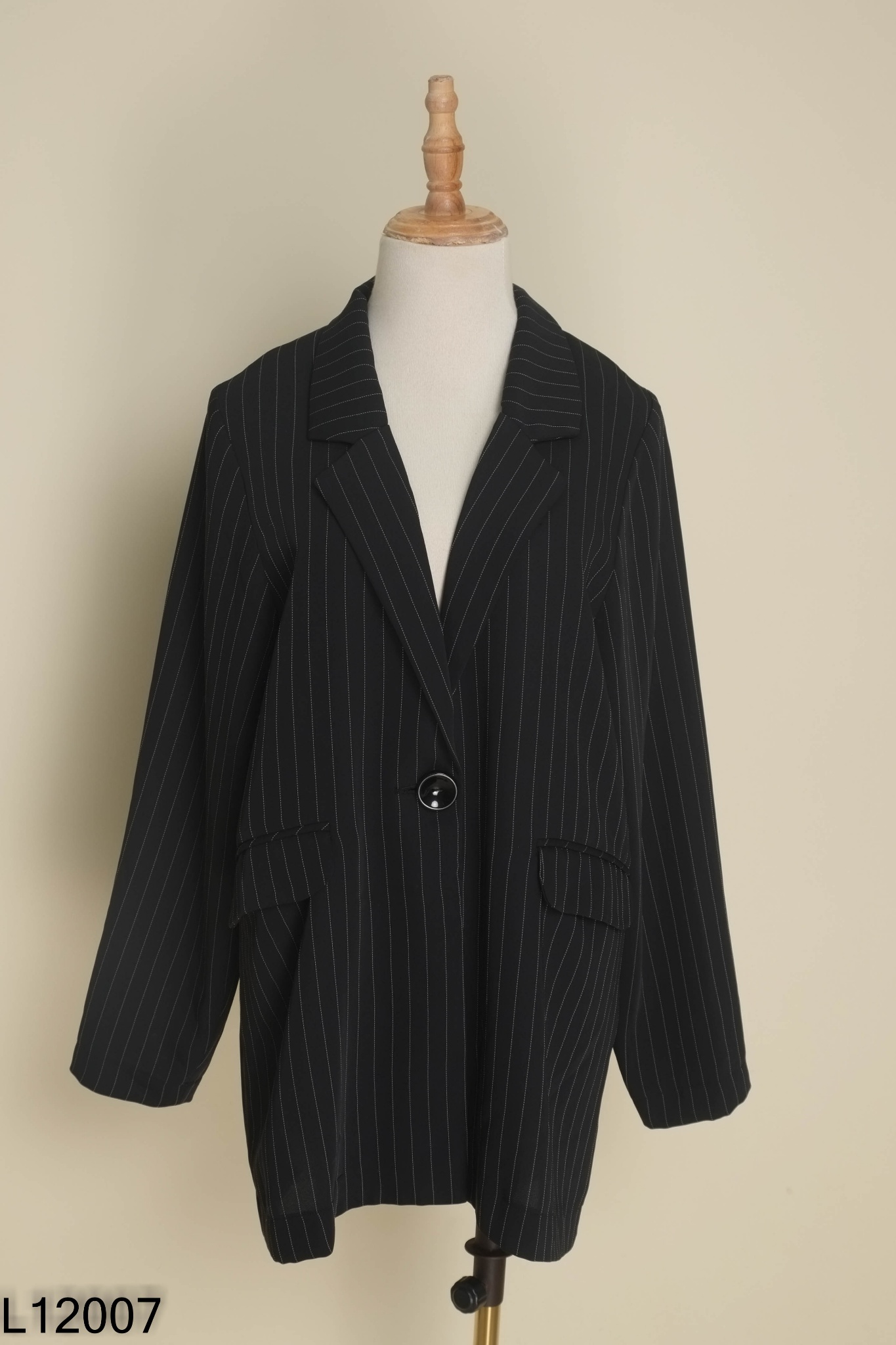 Blazer đen chỉ trắng mỏng