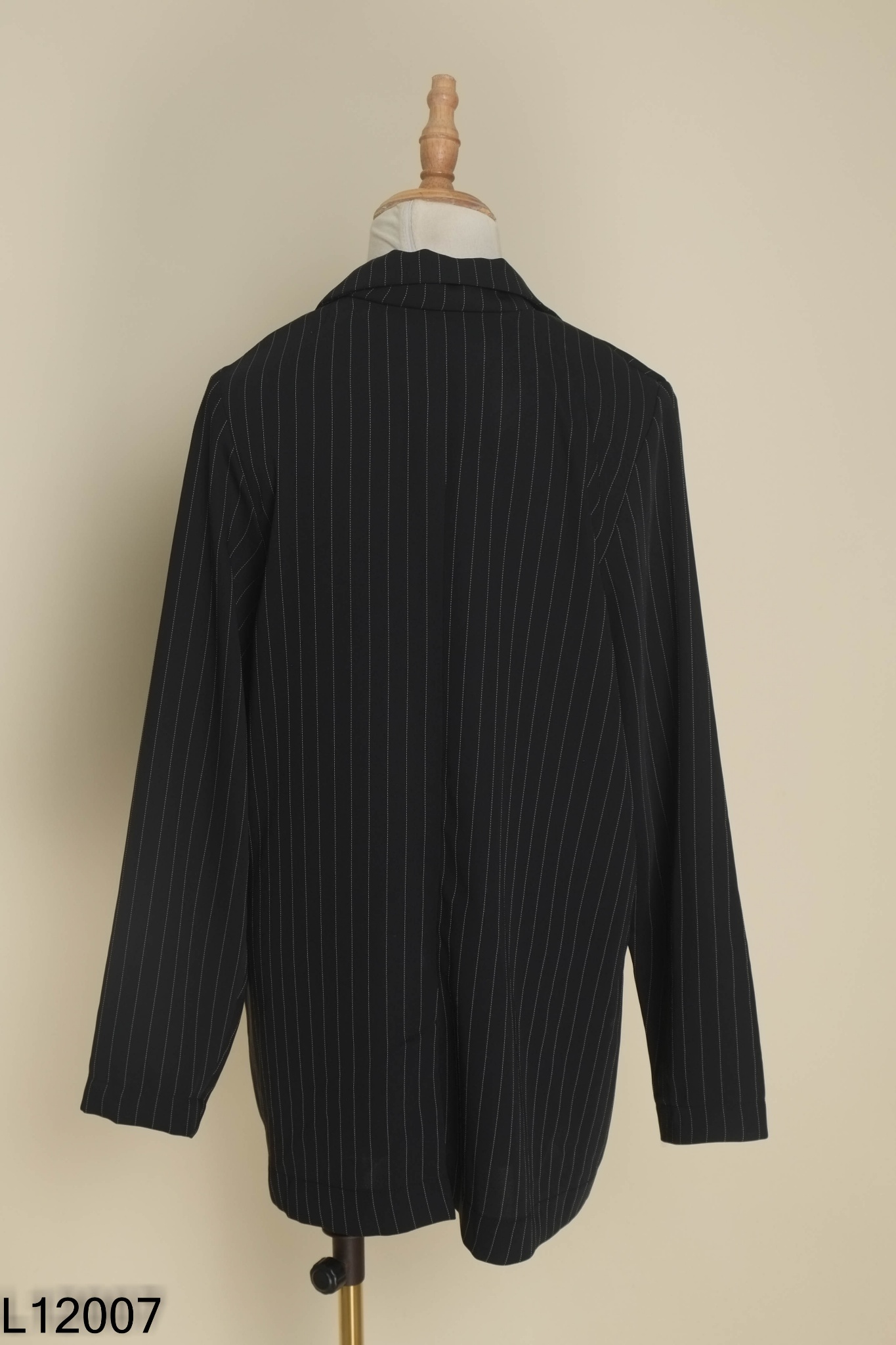 Blazer đen chỉ trắng mỏng