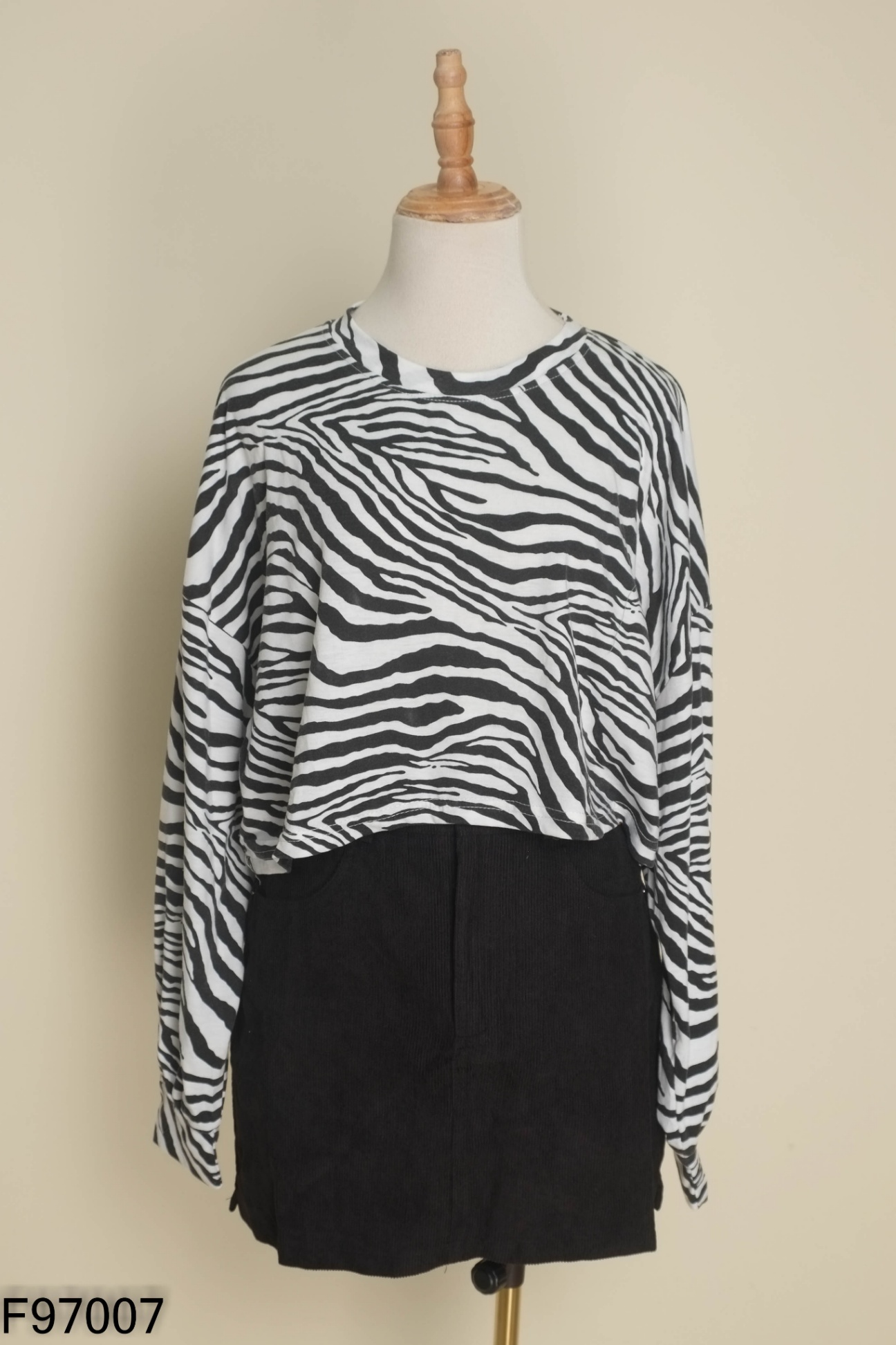 SET Áo croptop dài tay + chân váy đen
