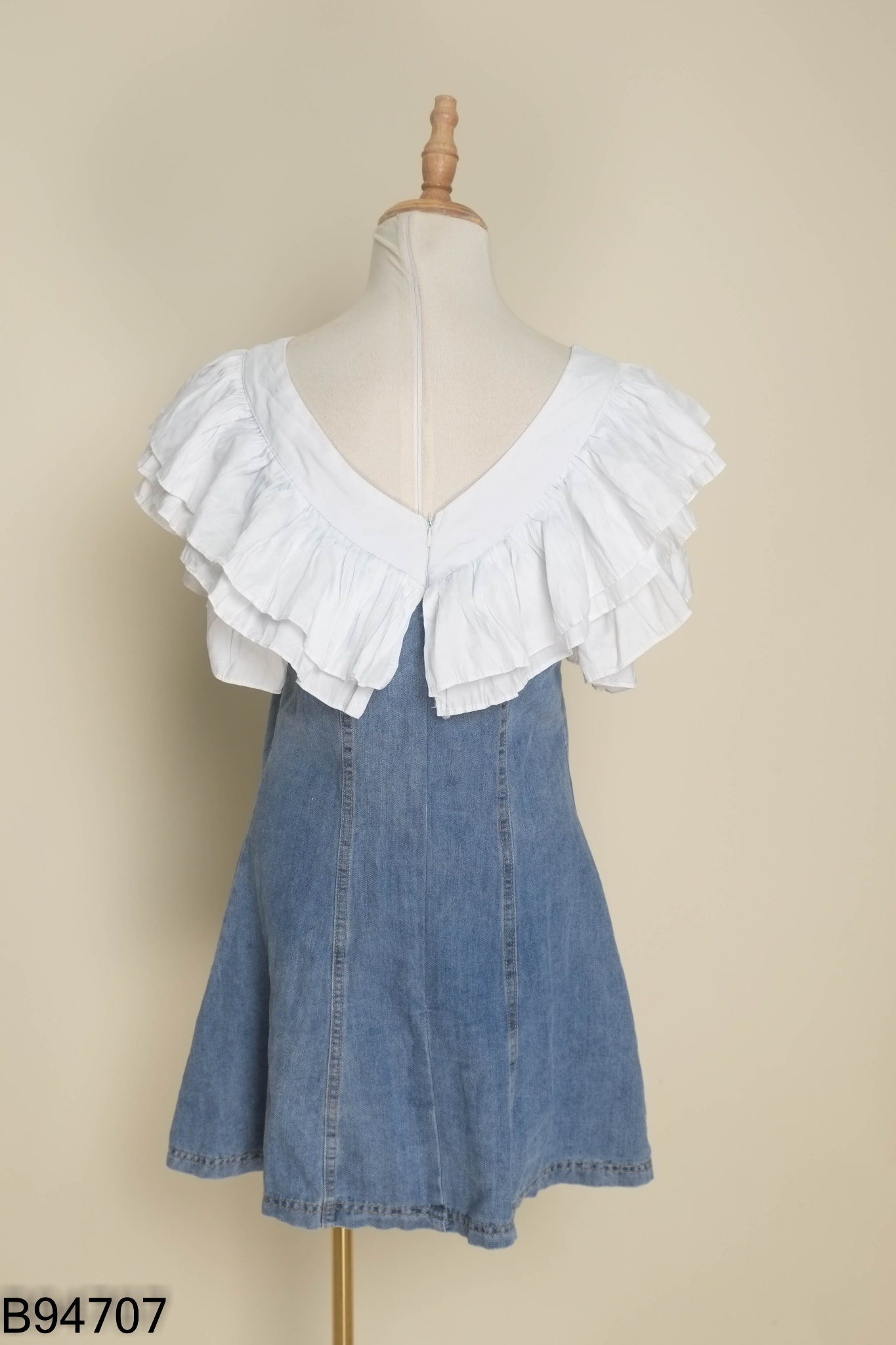 Váy jean xanh cổ bèo trắng