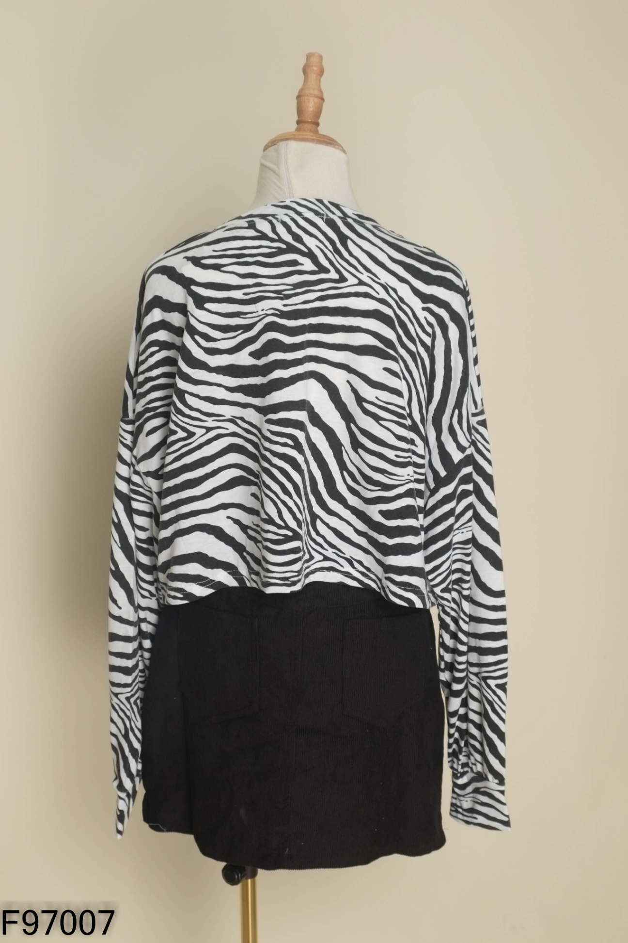SET Áo croptop dài tay + chân váy đen