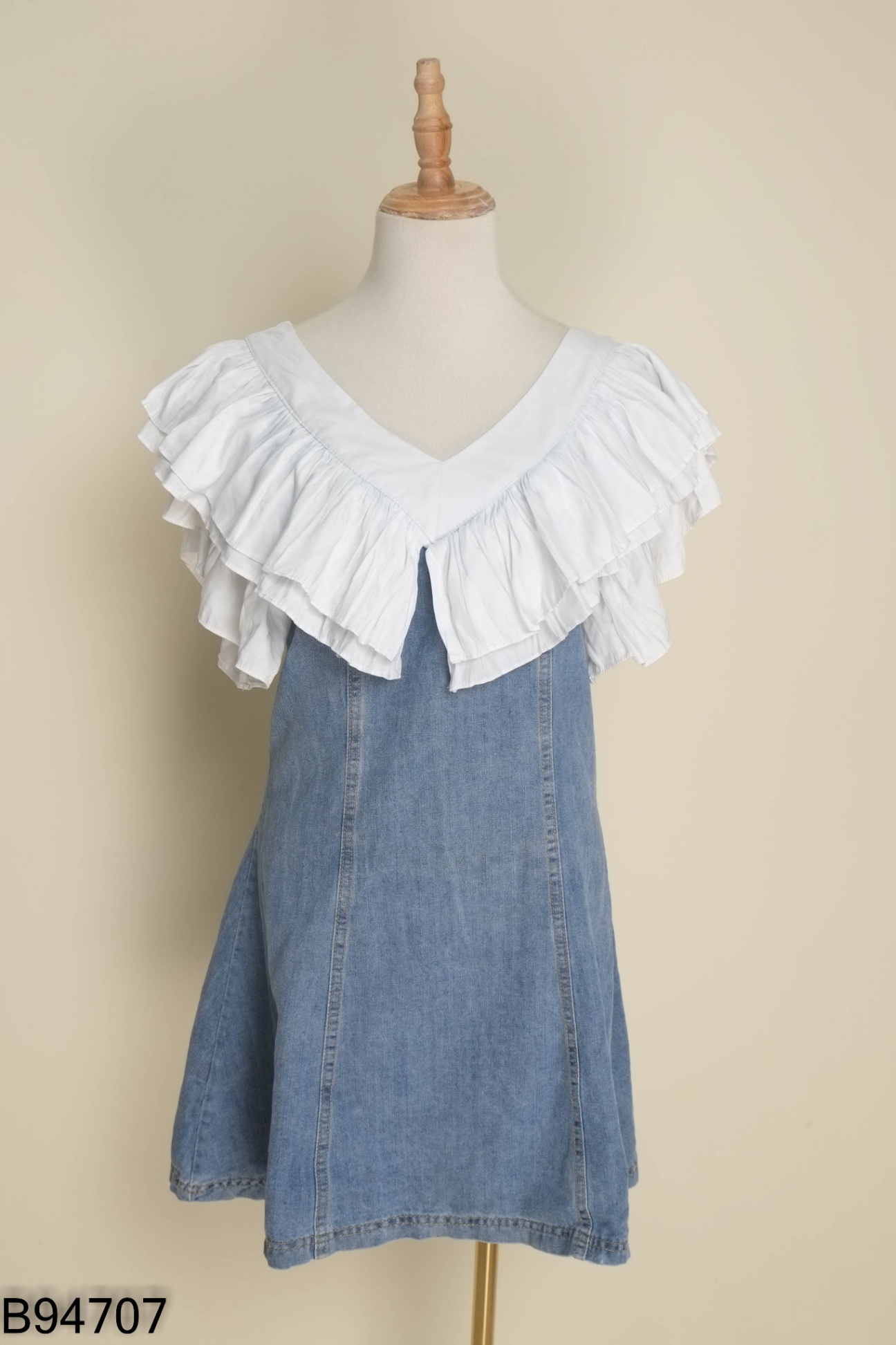 Váy jean xanh cổ bèo trắng