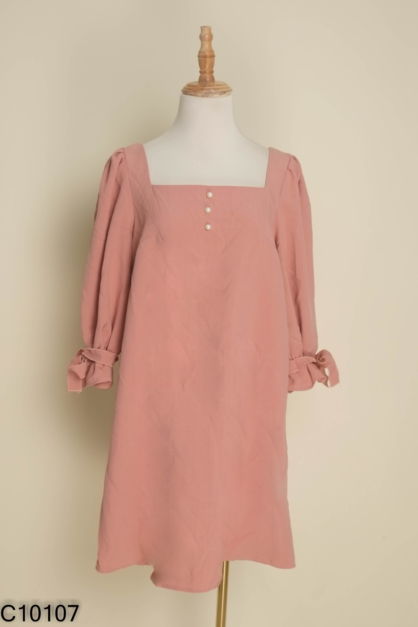 Váy 92 WEAR hồng cổ vuông