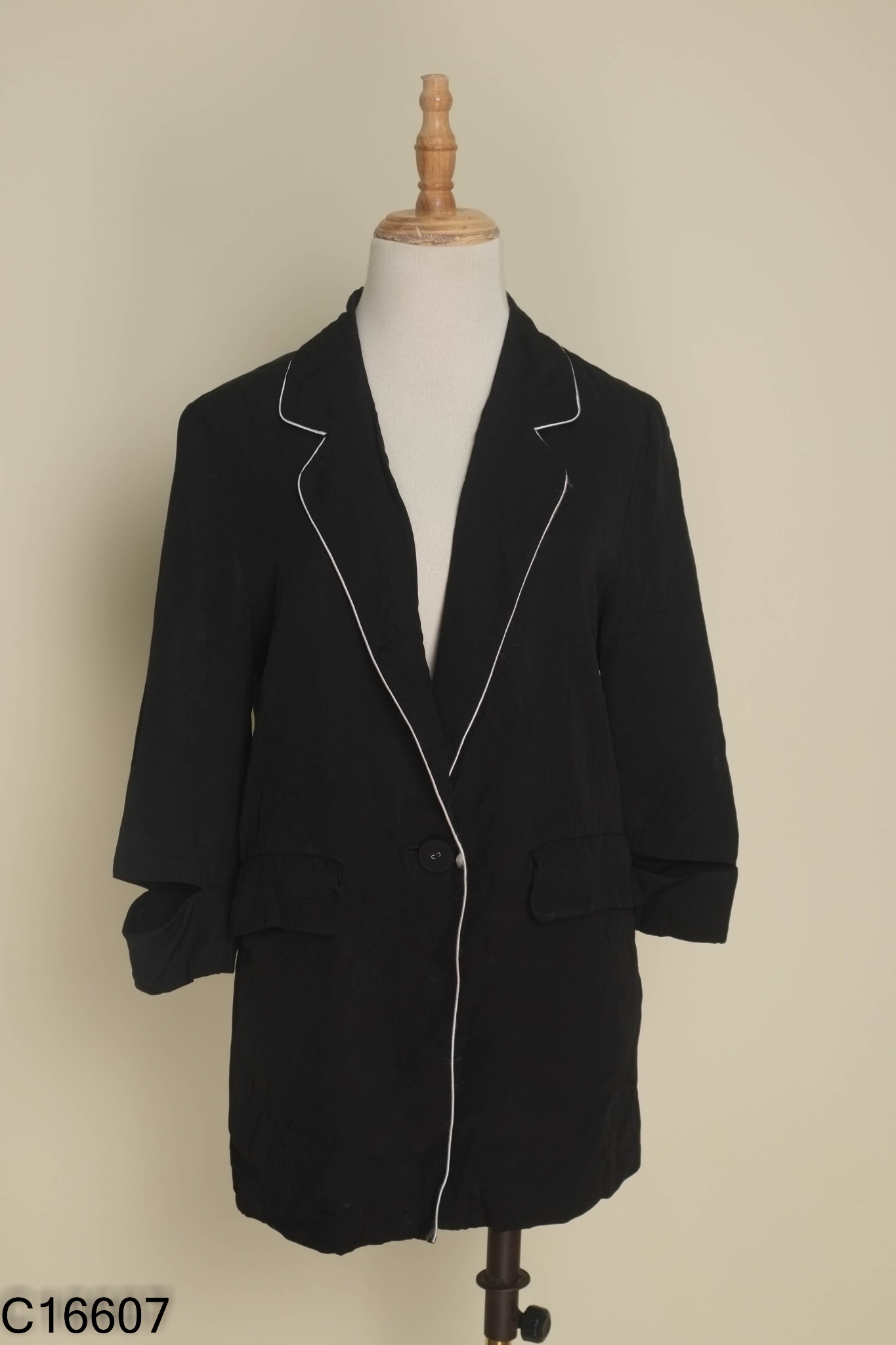 Áo blazers đen viền trắng