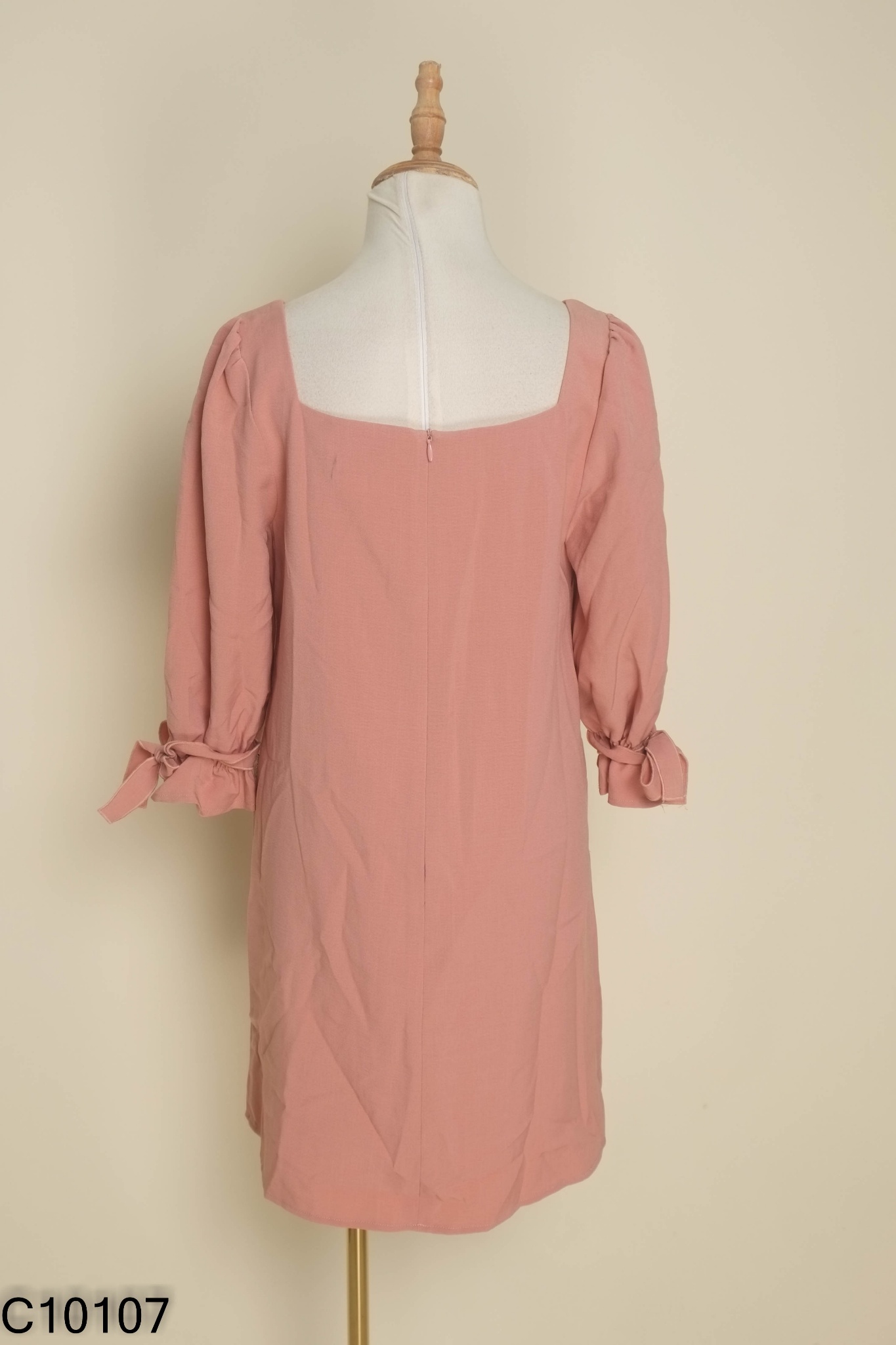 Váy 92 WEAR hồng cổ vuông