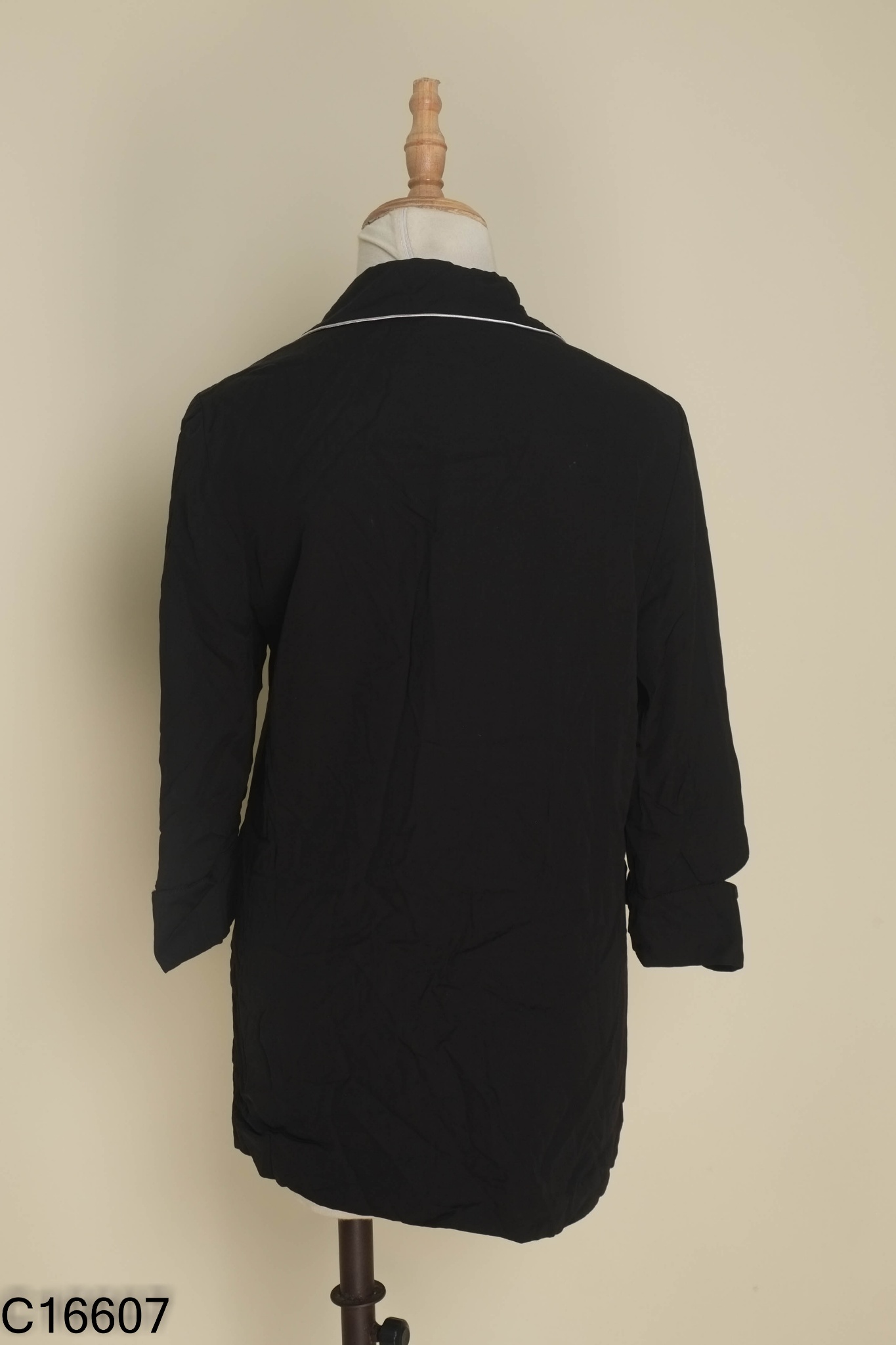 Áo blazers đen viền trắng
