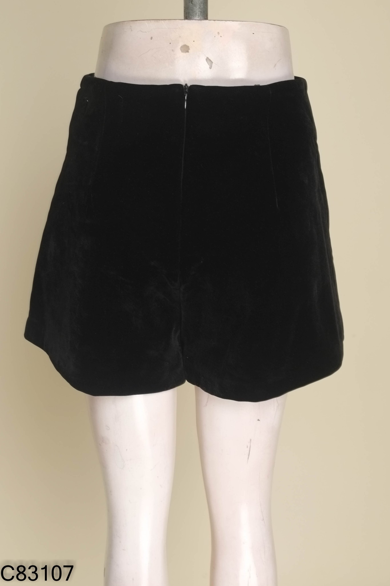 Quần shorts BY IR nhung đen