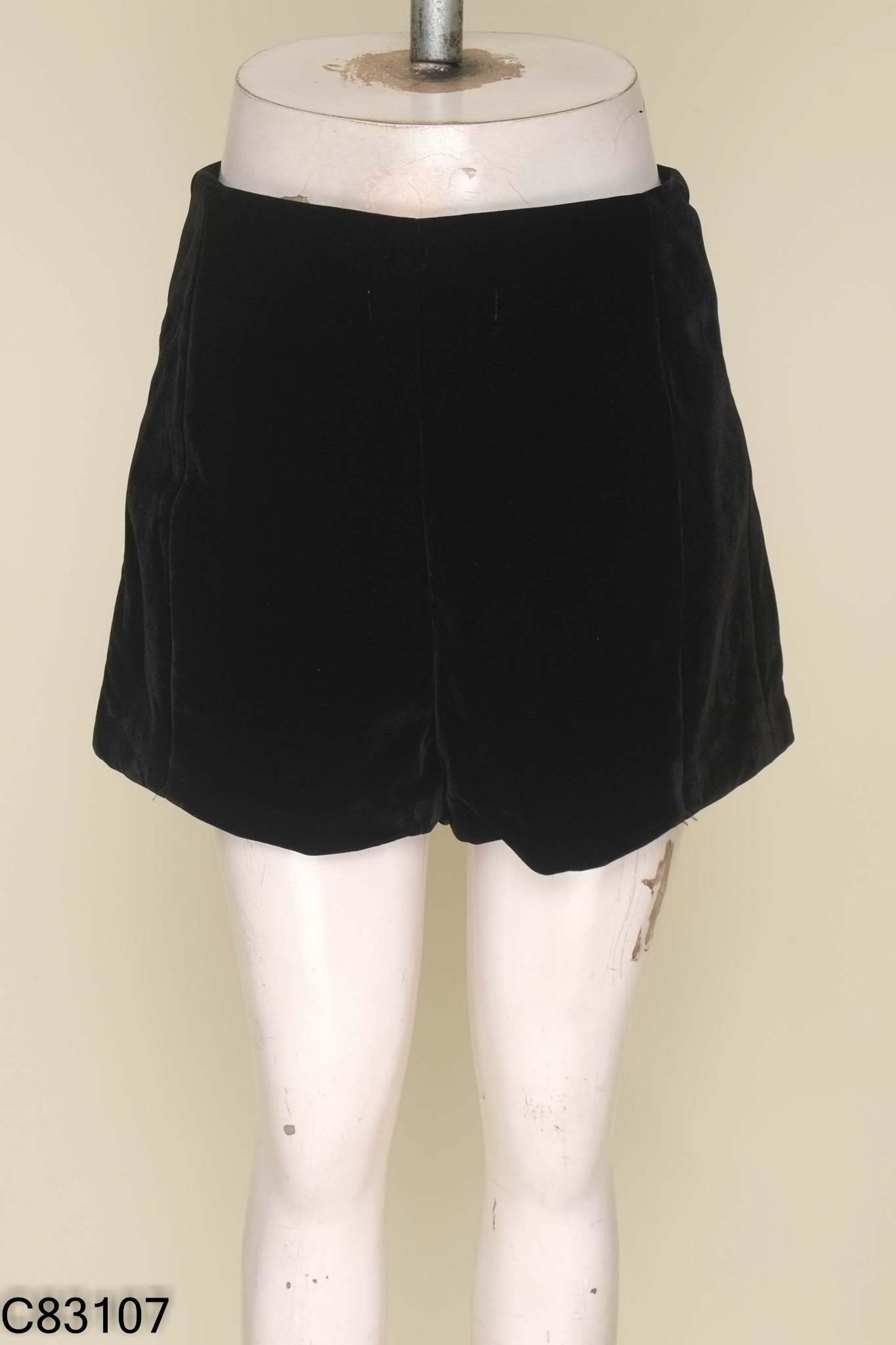 Quần shorts BY IR nhung đen