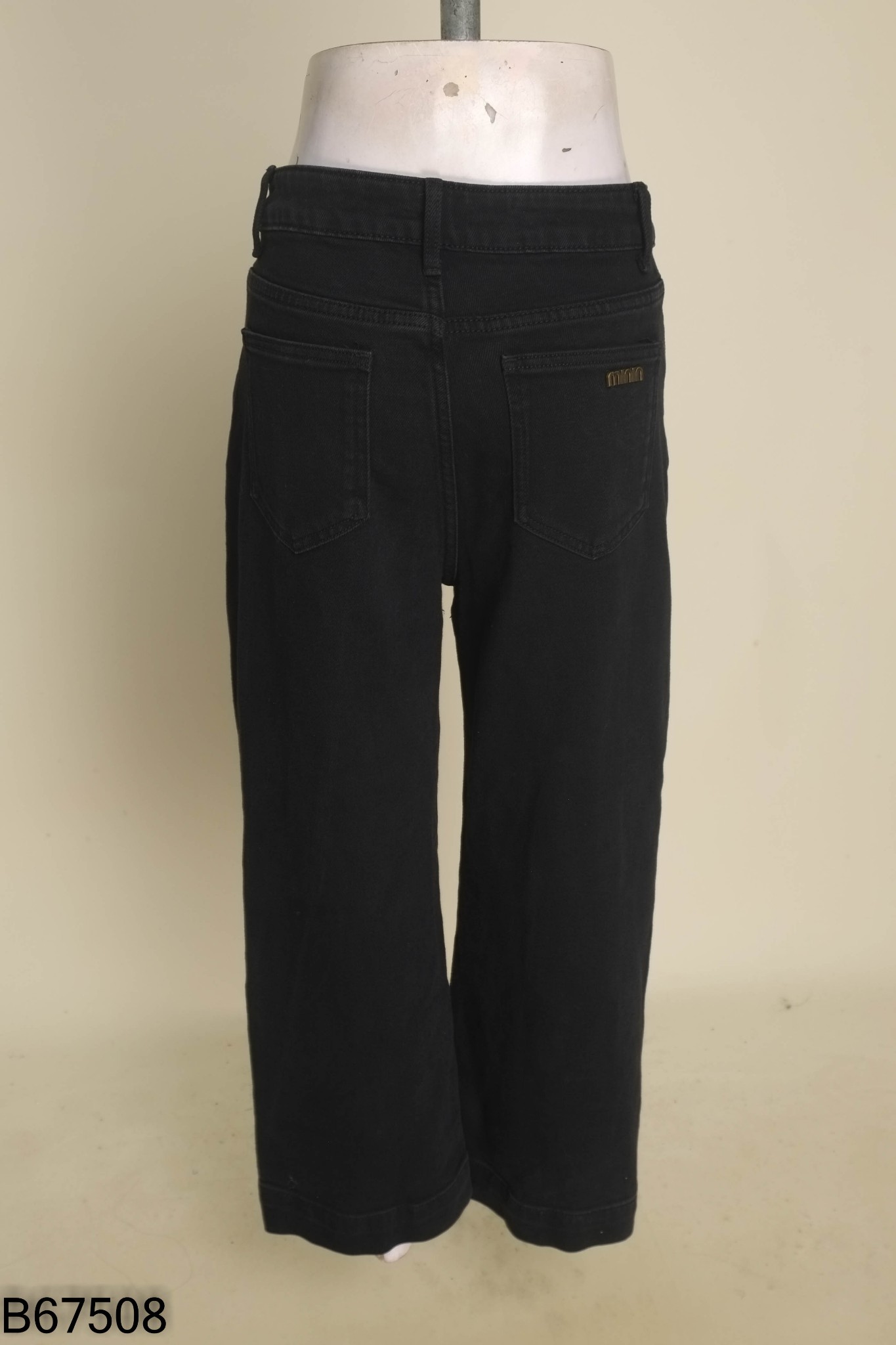 Quần jeans suông đen phối chữ đá