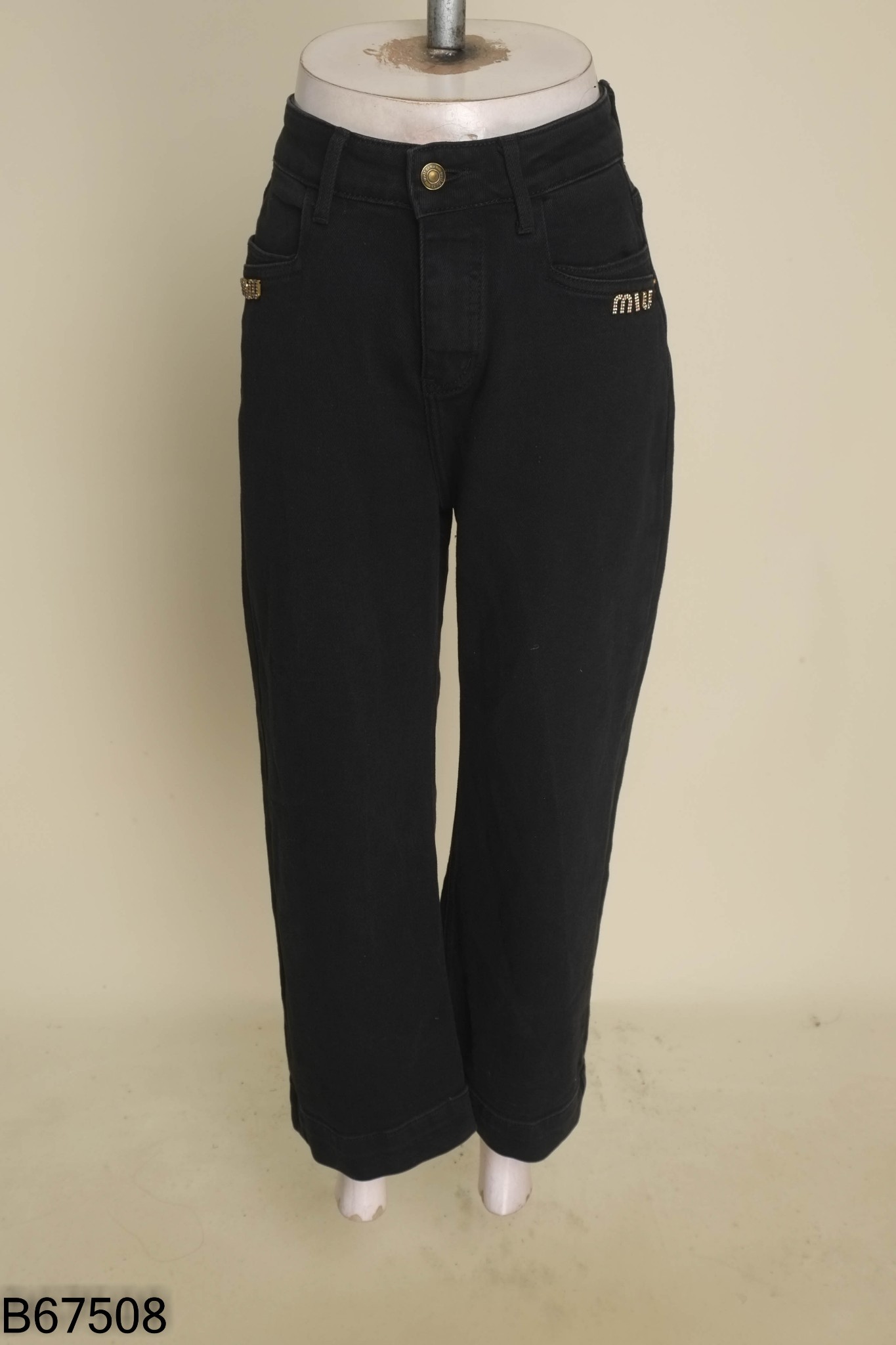 Quần jeans suông đen phối chữ đá