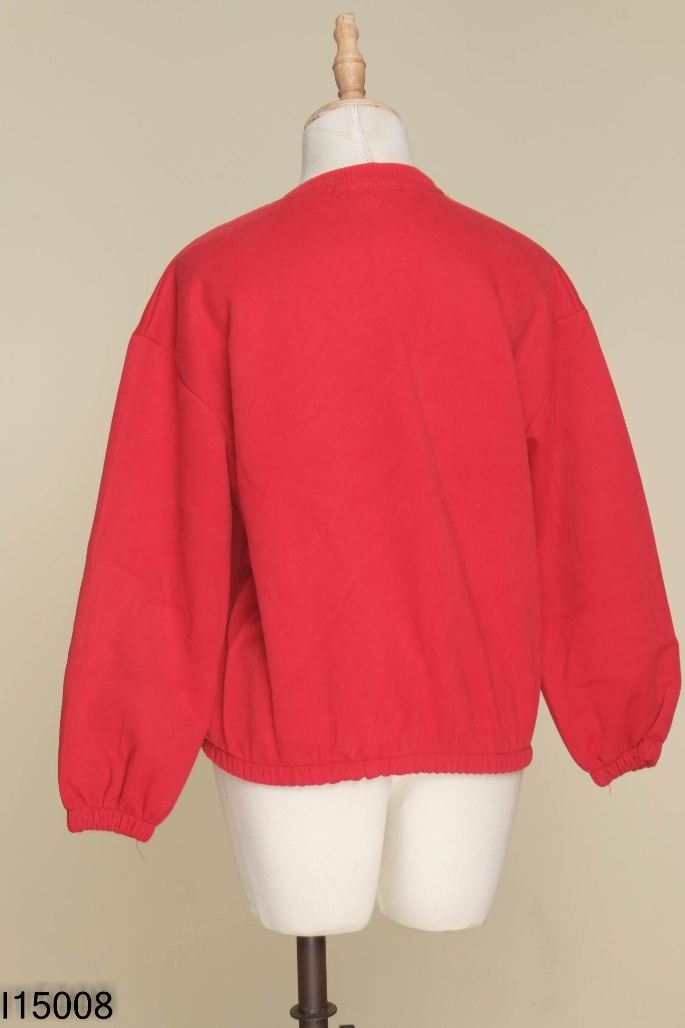 Áo sweater đỏ in chữ