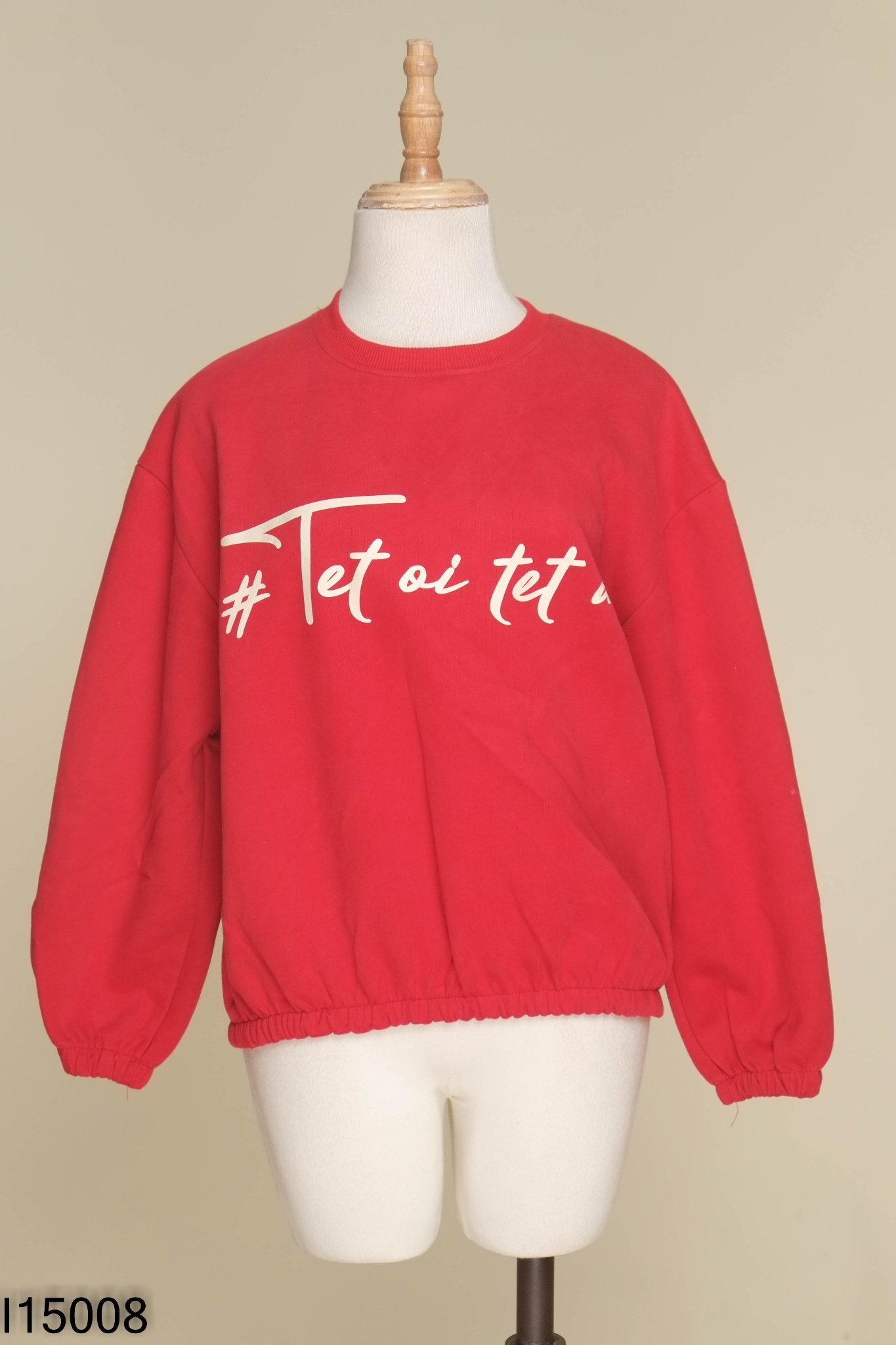 Áo sweater đỏ in chữ
