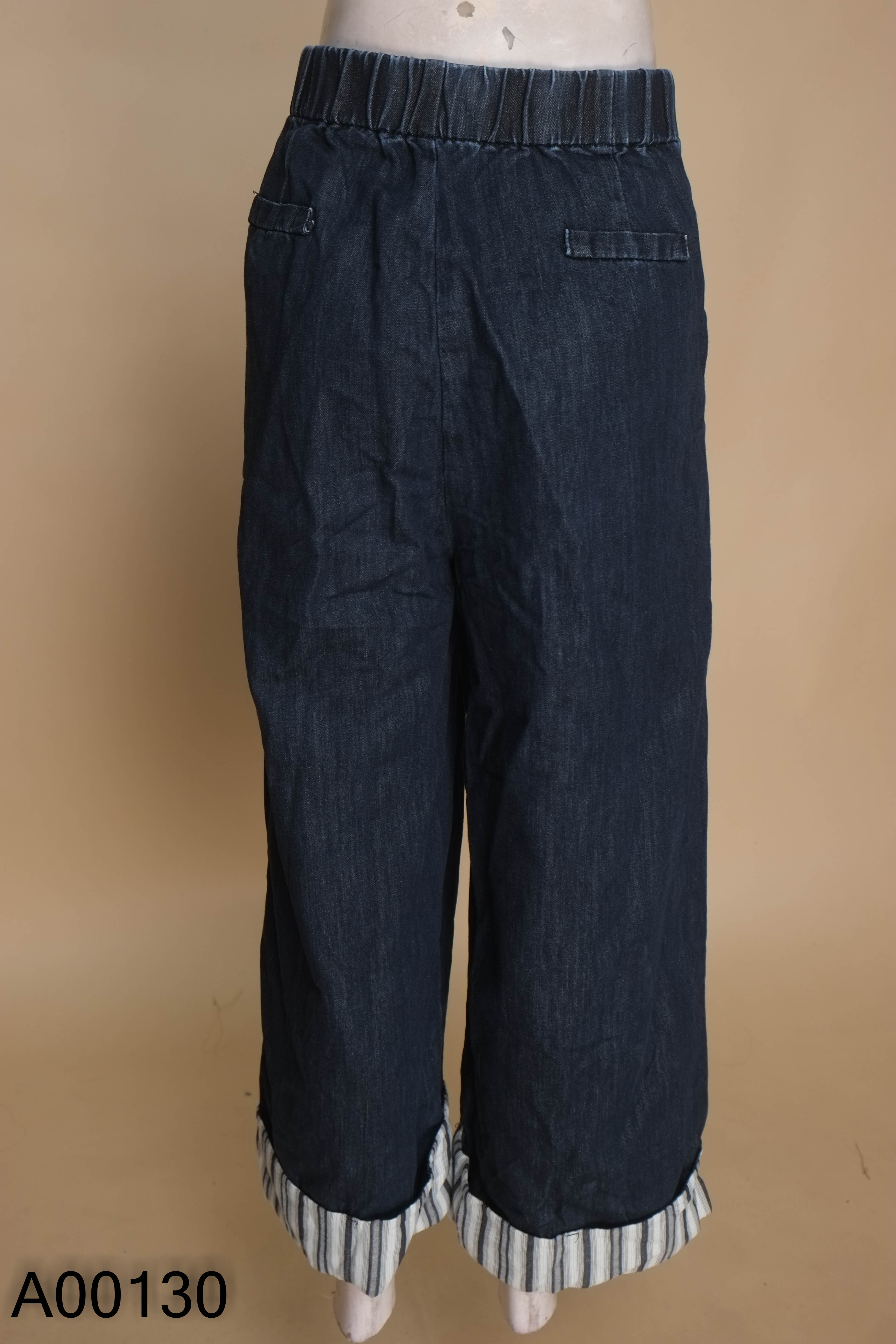 Quần jeans xanh đen gấp gấu