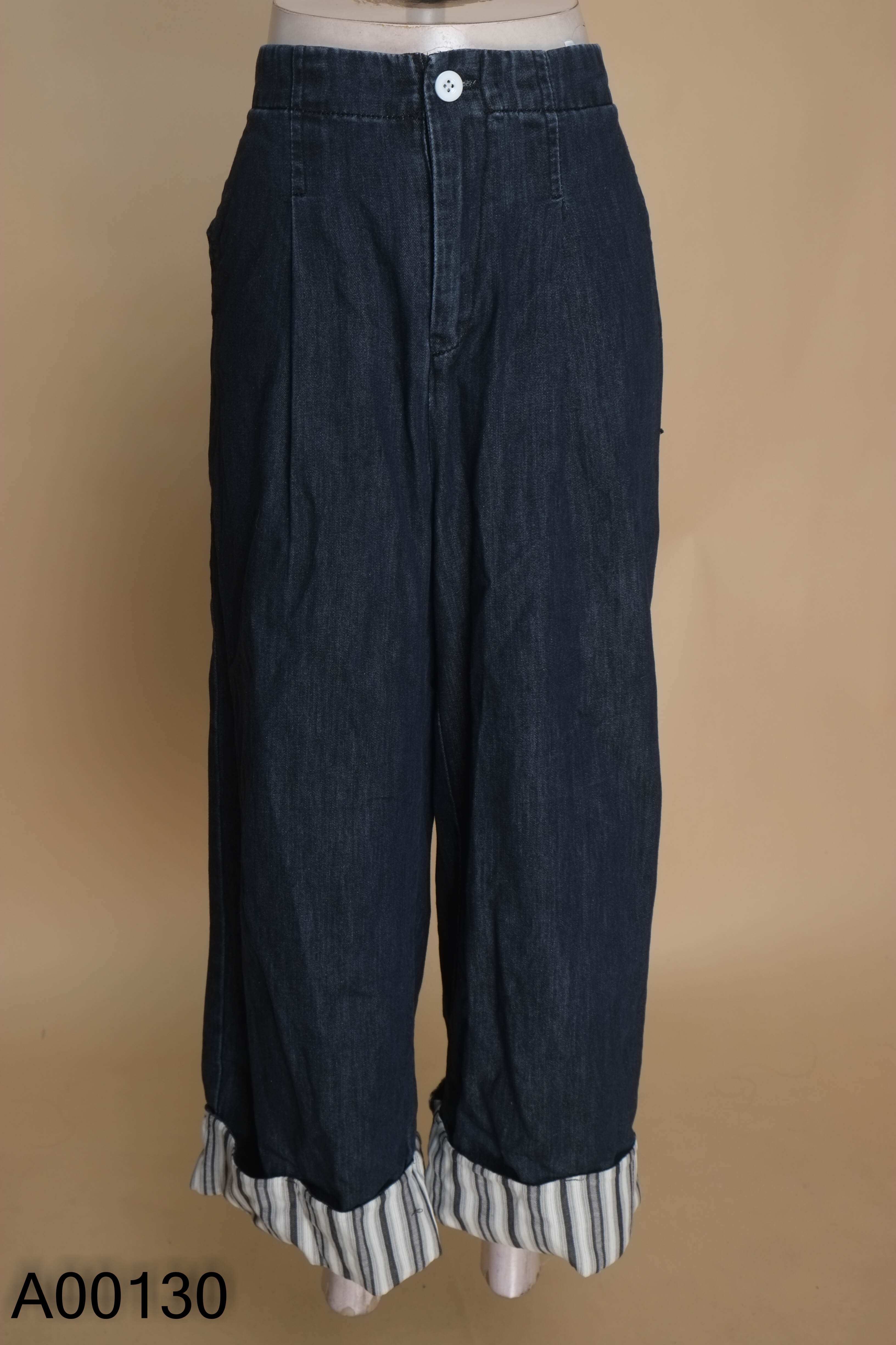 Quần jeans xanh đen gấp gấu