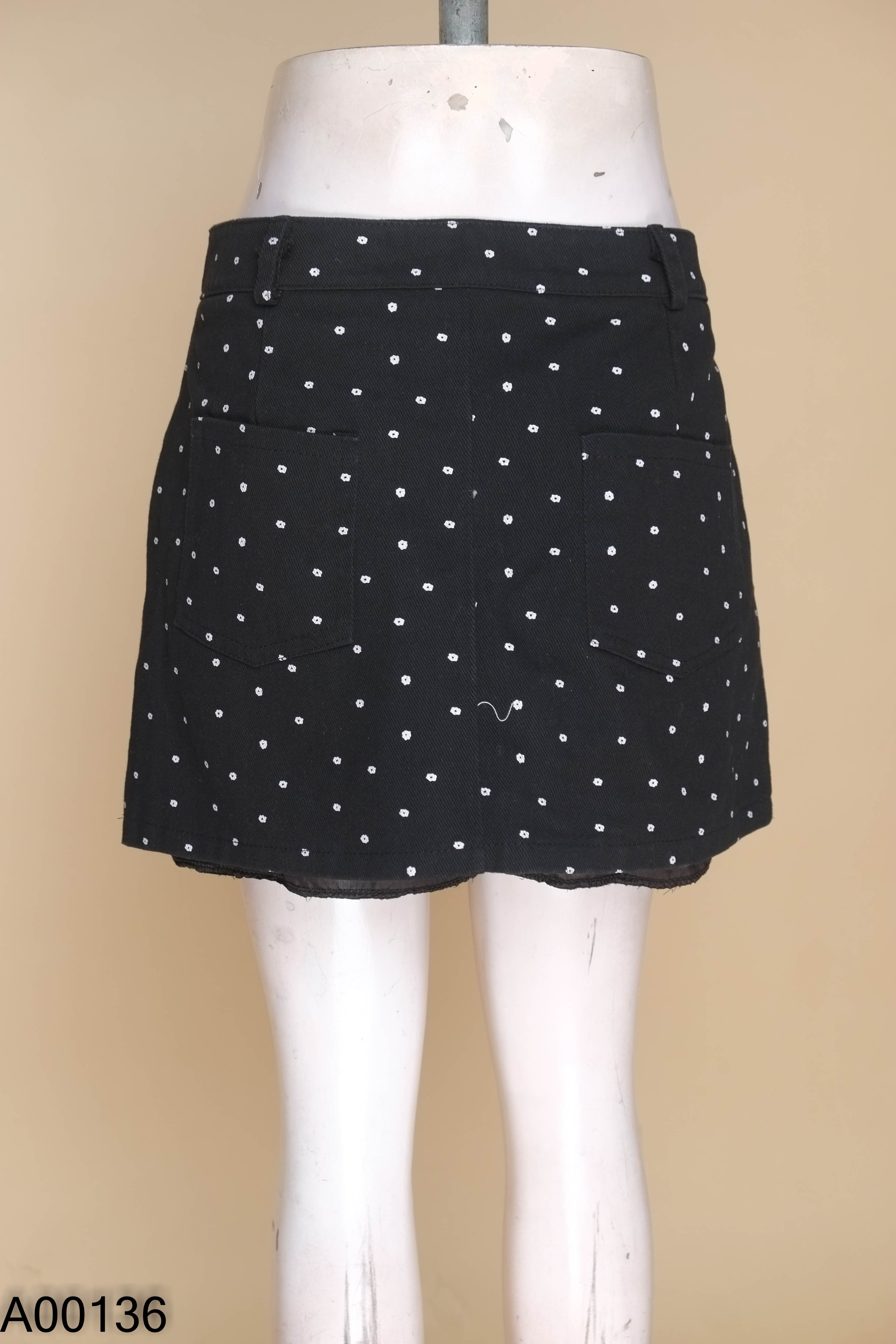 Chân váy đen KER in hoa