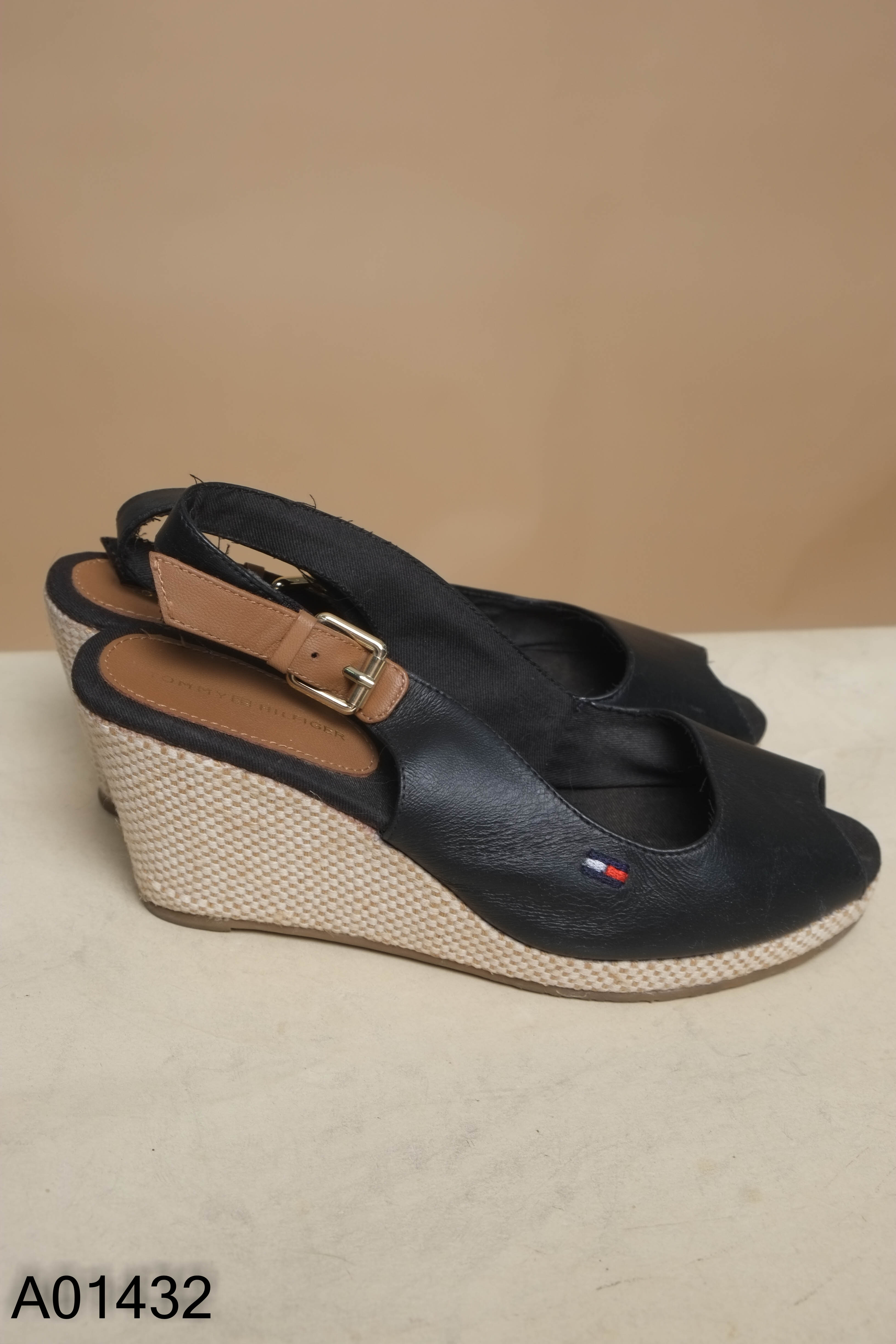 Giày đen cao gót TOMMY HILFIGER