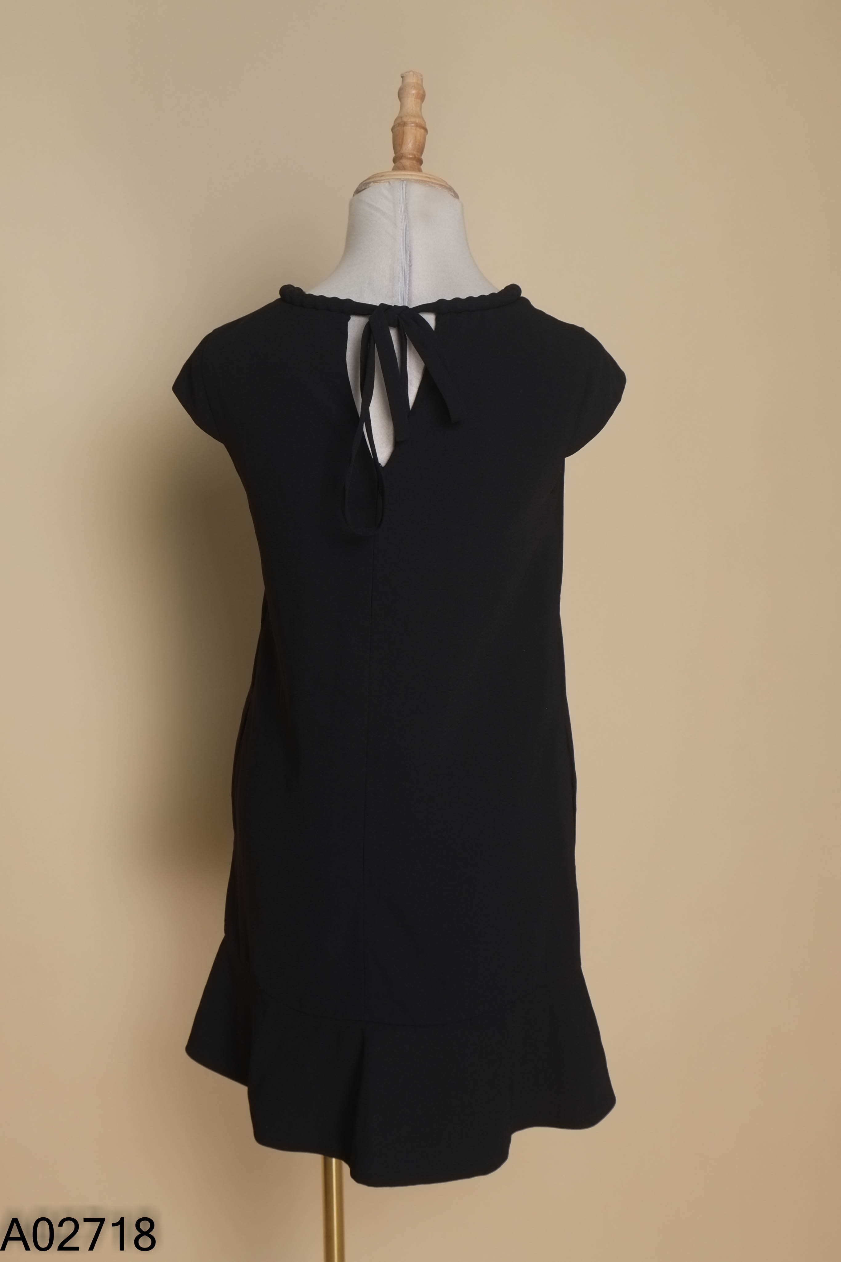 Váy TOPSHOP đen suông