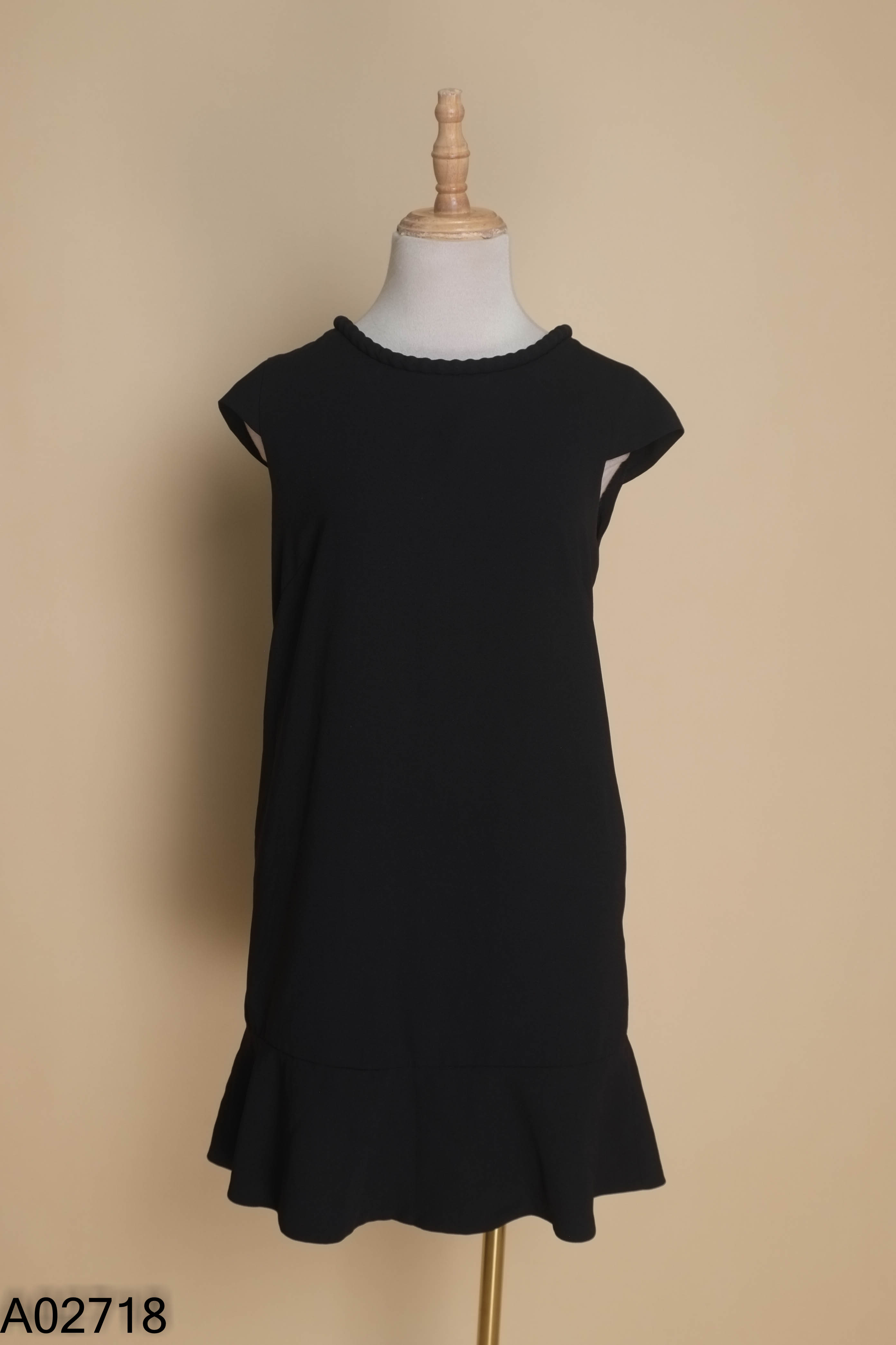 Váy TOPSHOP đen suông