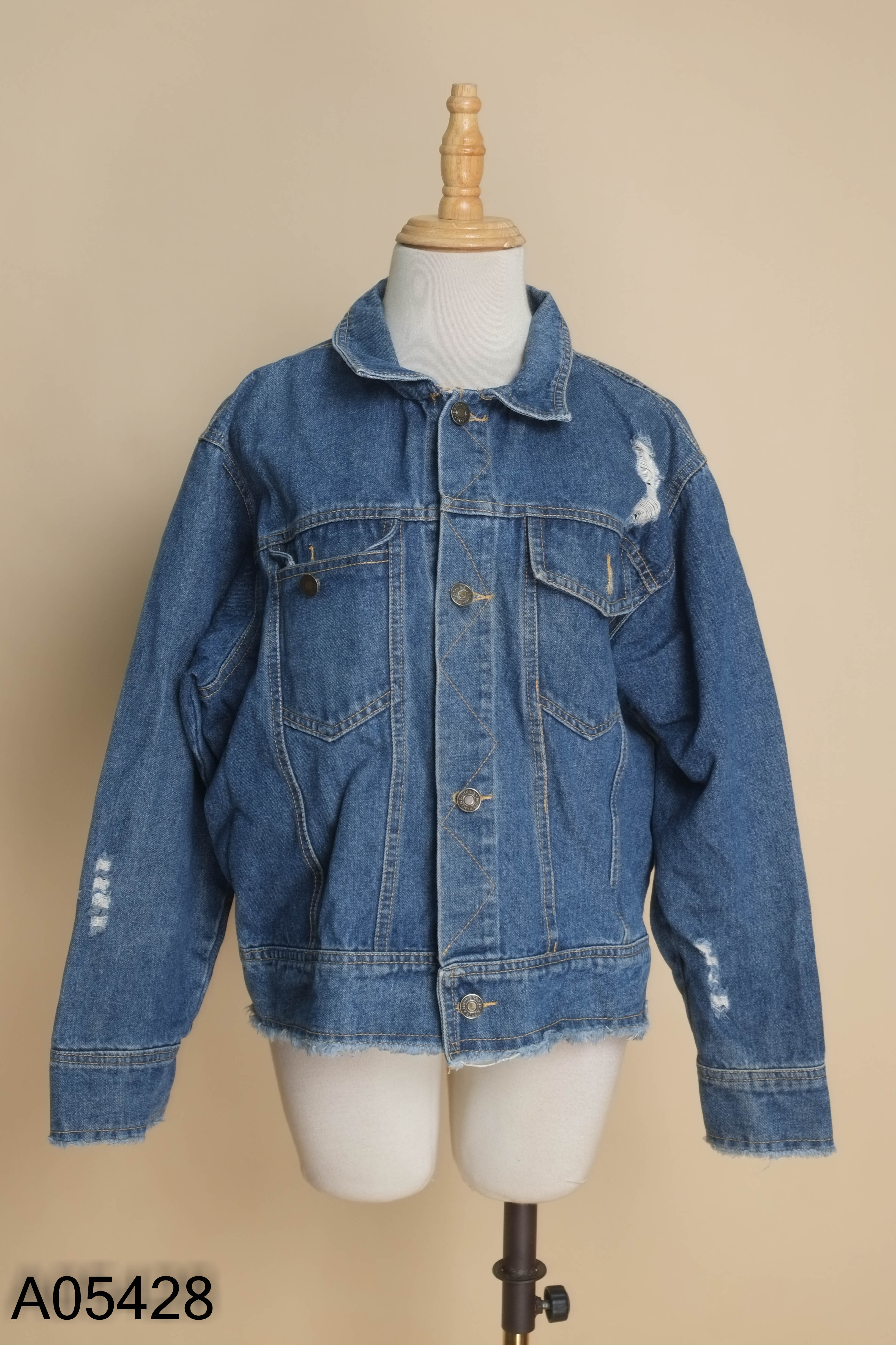 Áo khoác jeans xanh viền rua