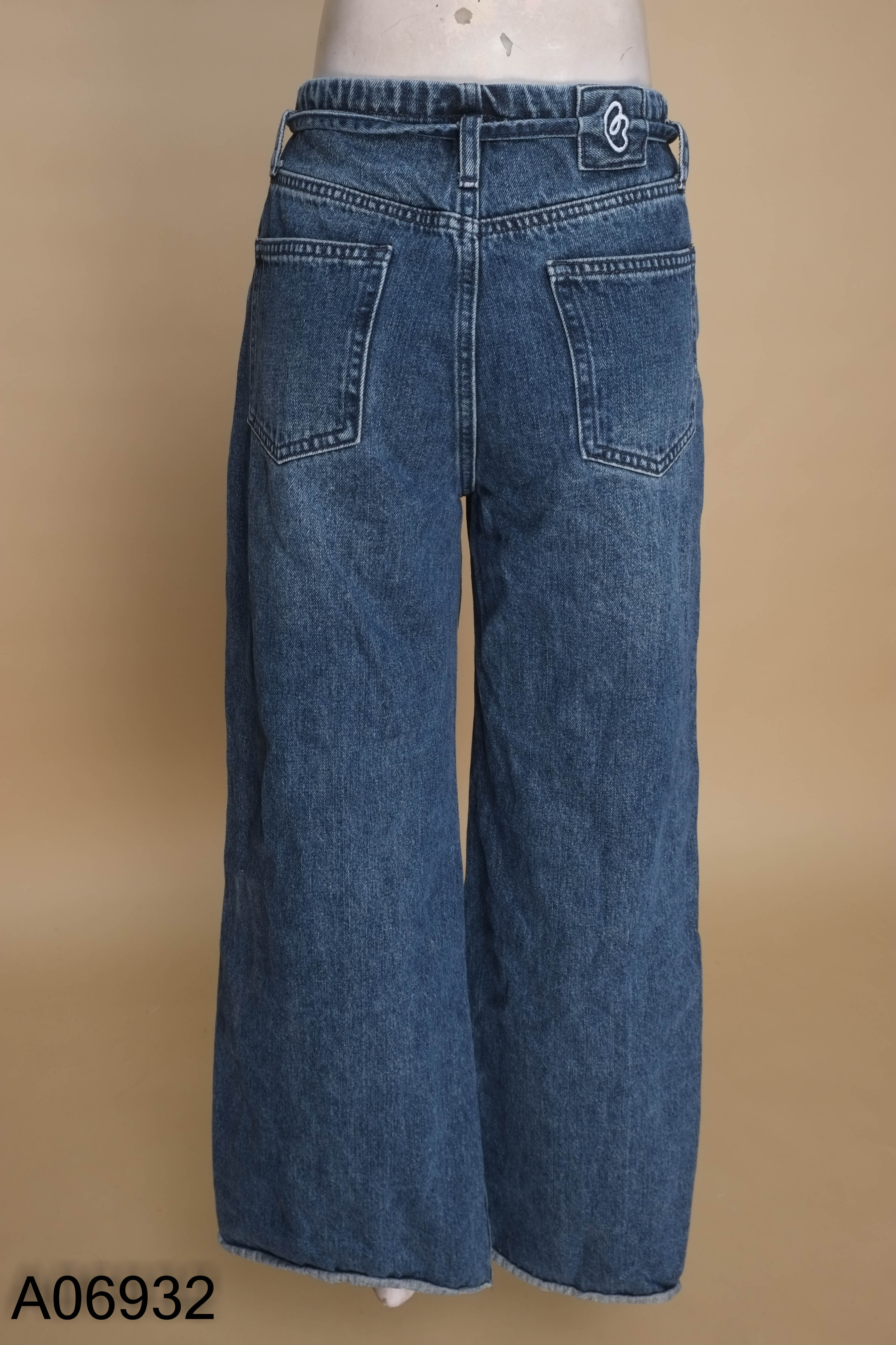 Quần jeans xanh phối đai